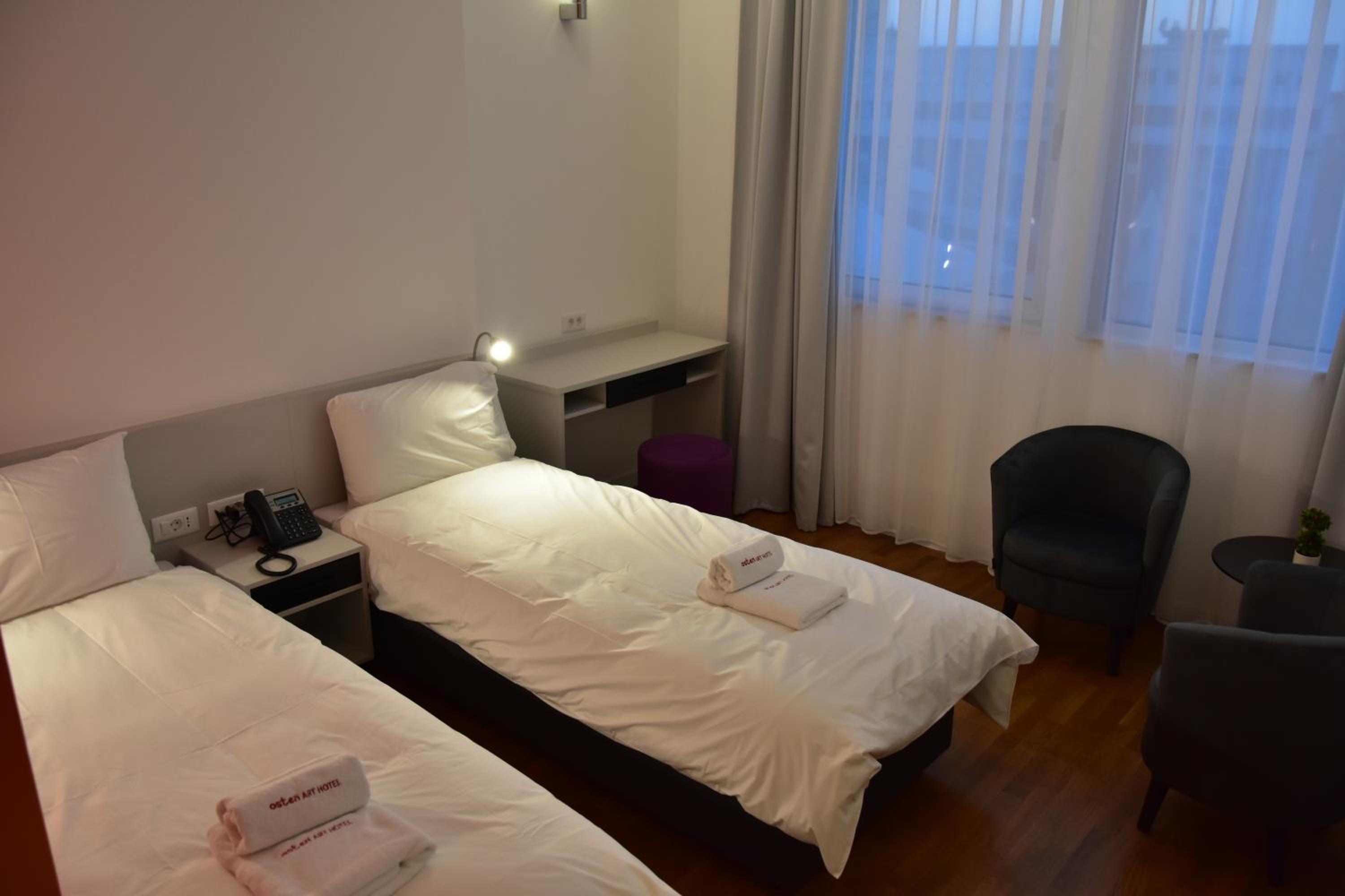 Art - Double or Twin Room - Photo 7