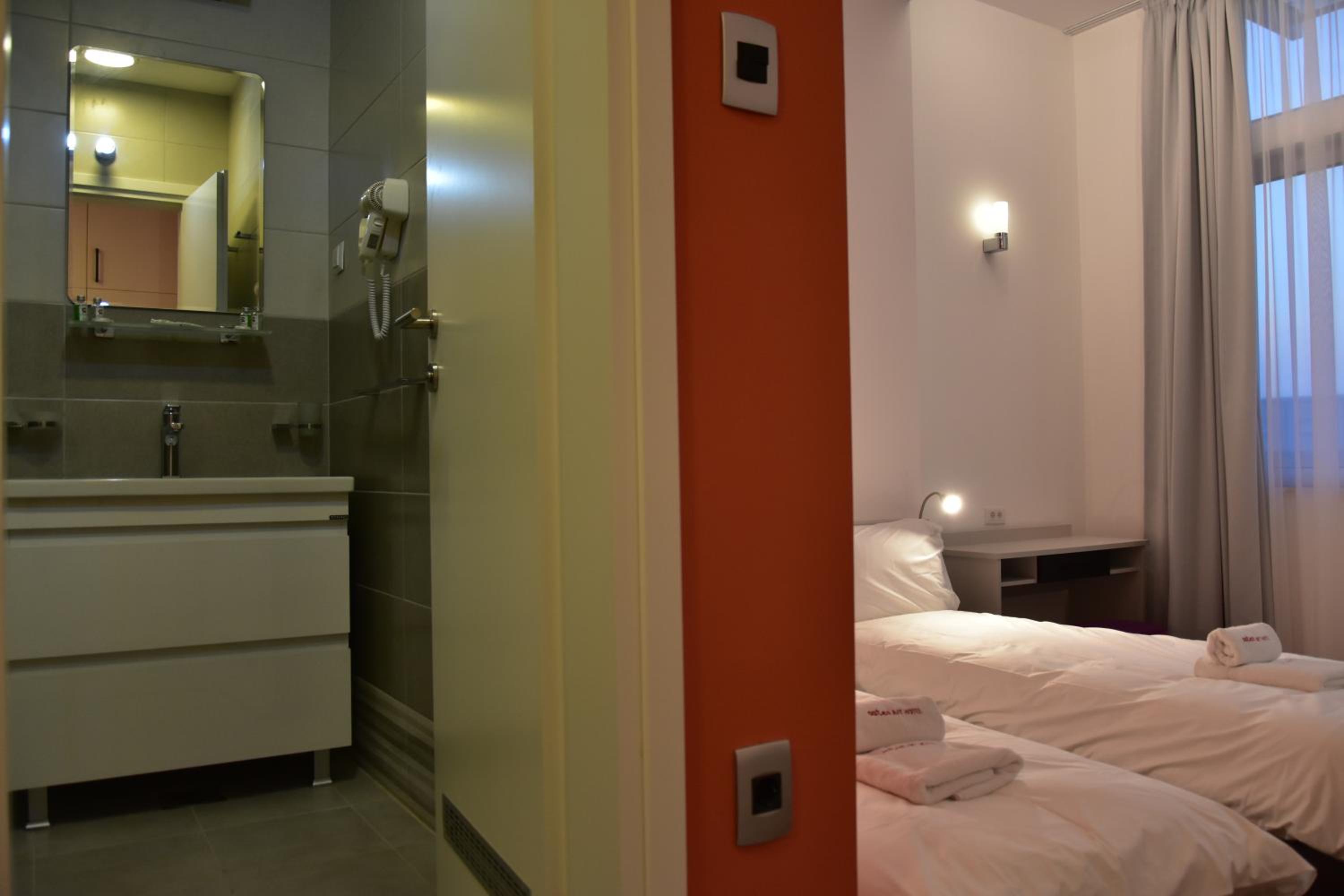 Art - Double or Twin Room - Photo 2