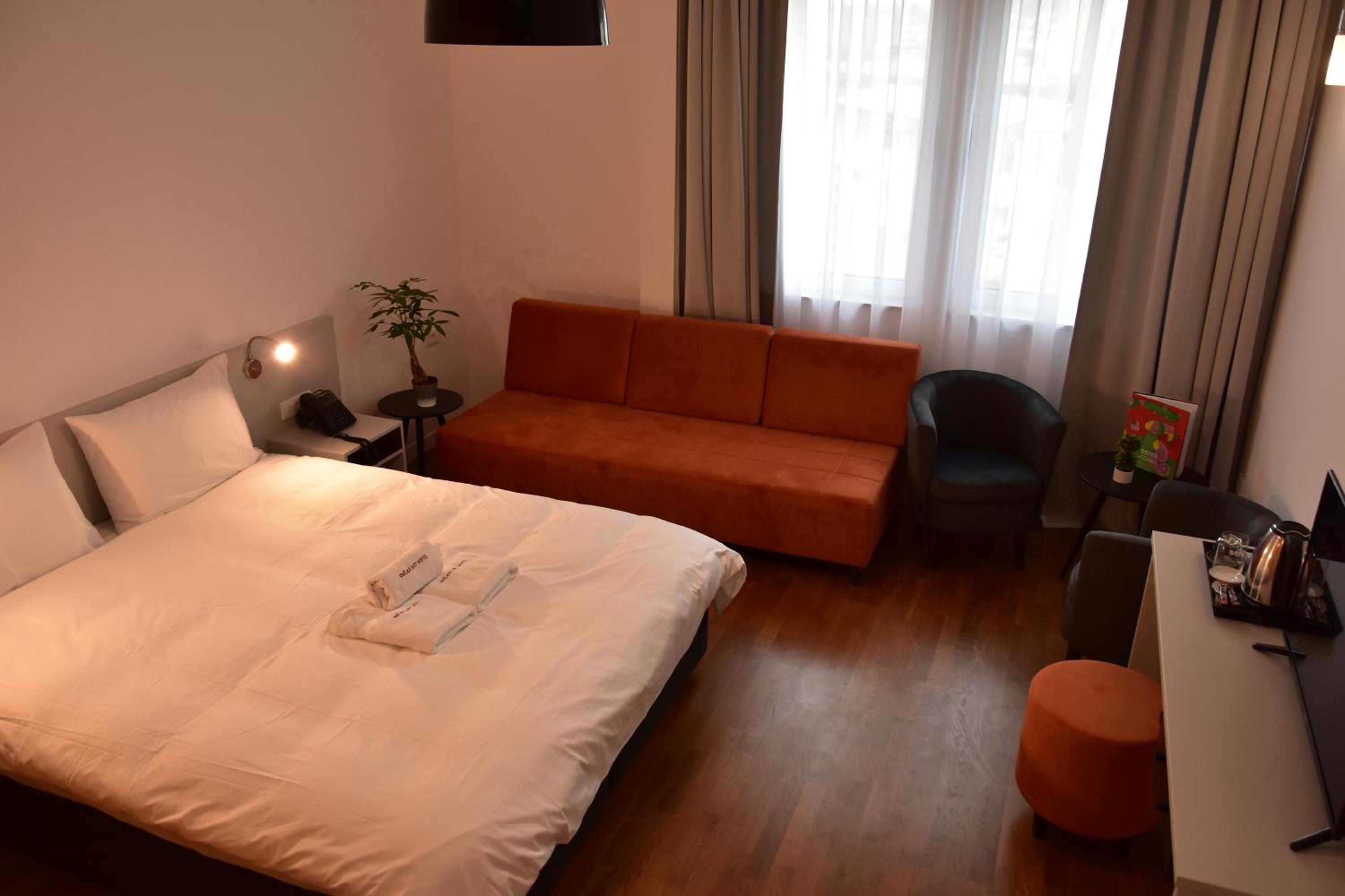 Art - Triple Room - Photo 1