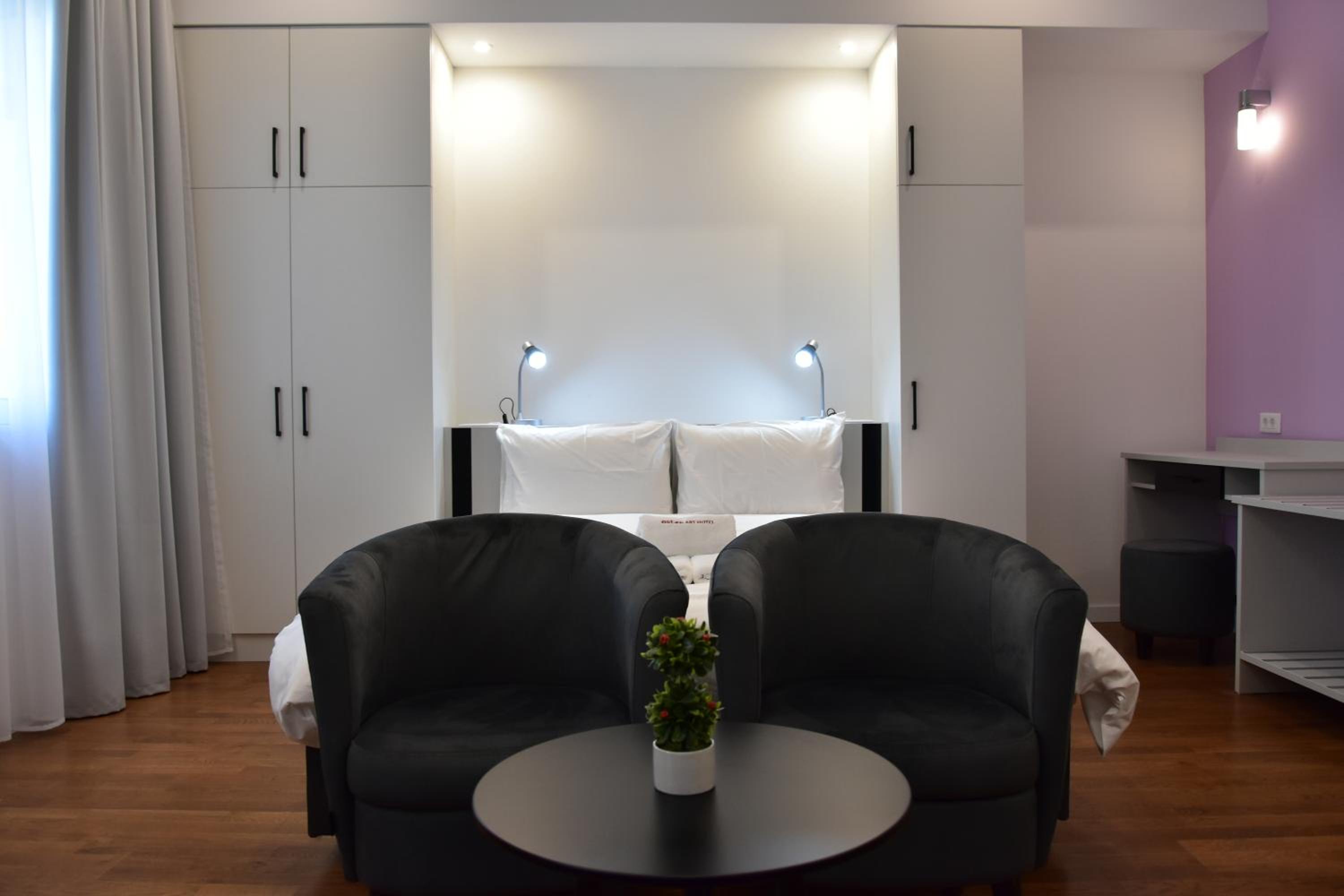 Art - Triple Room - Photo 5