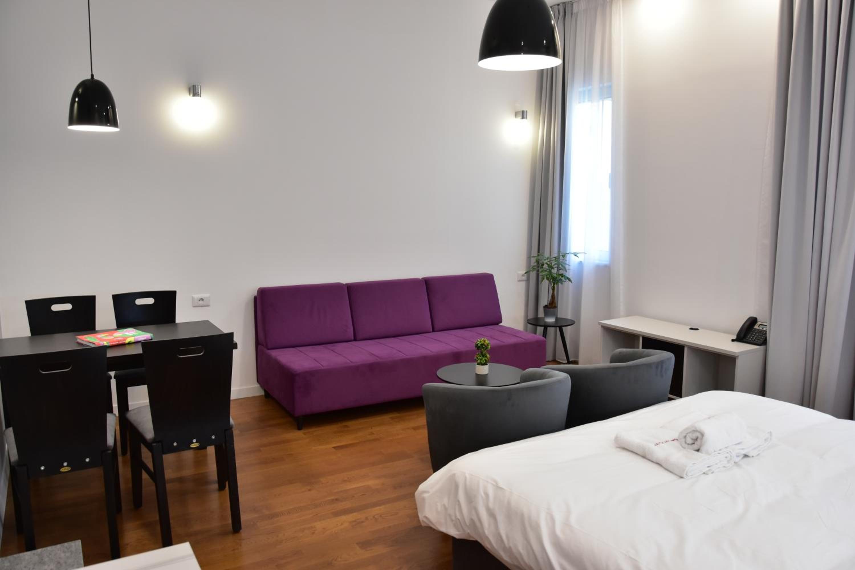 Art - Triple Room - Photo 9