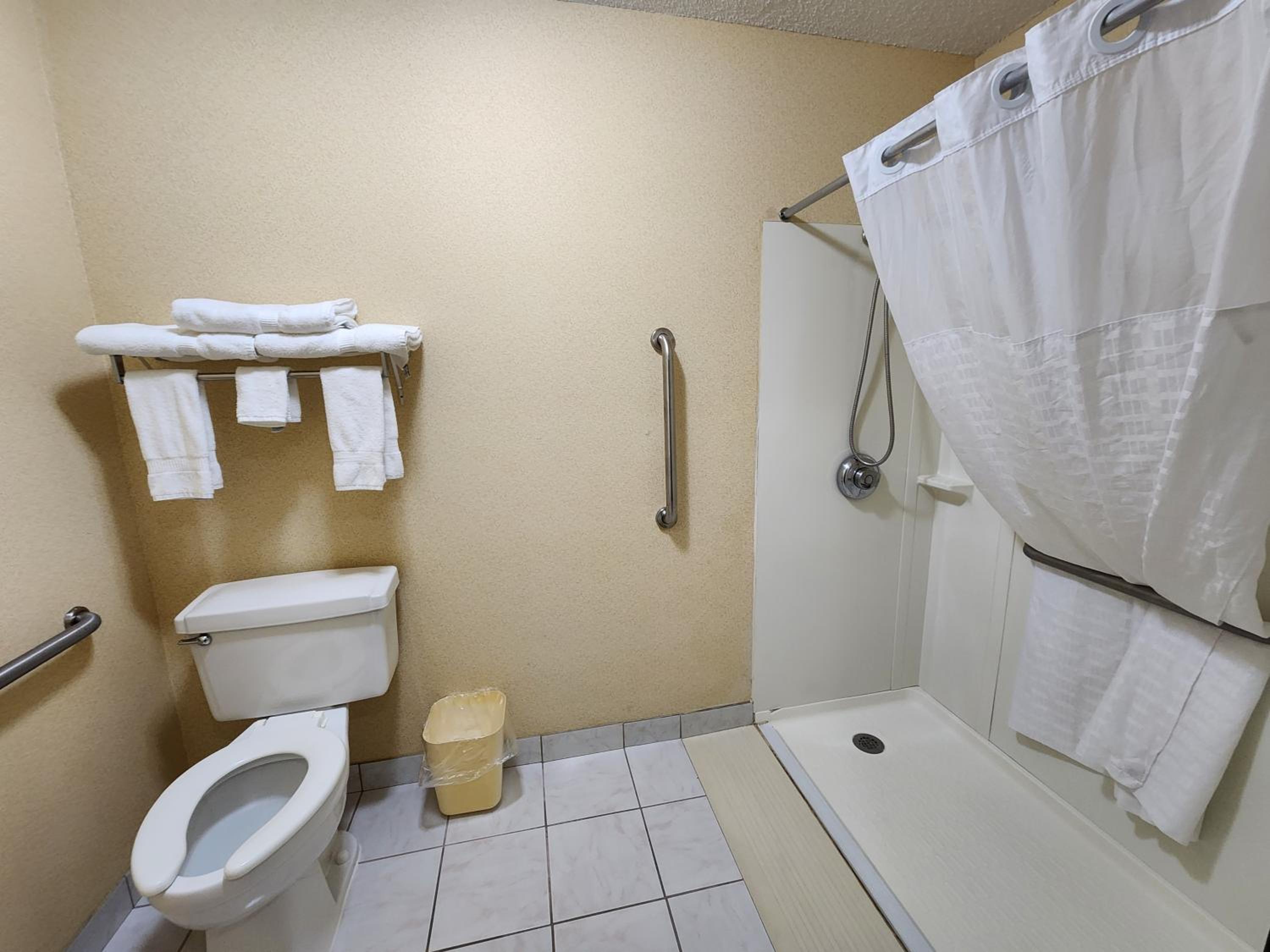 Double Room with Two Double Beds - Accessible/Non-Smoking - Photo 3