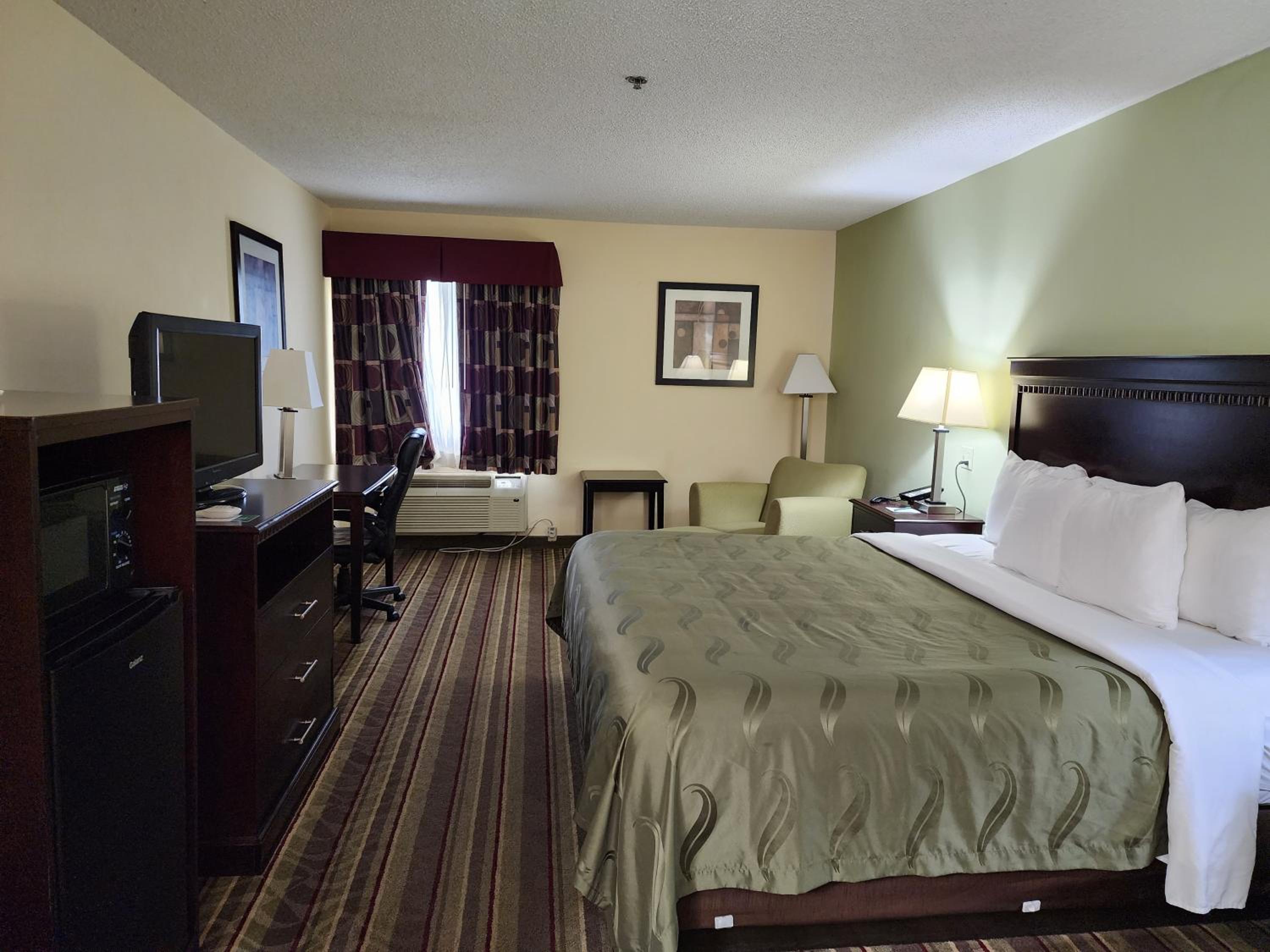 Superior Efficiency King Room - Accessible/Non Smoking - Photo 4