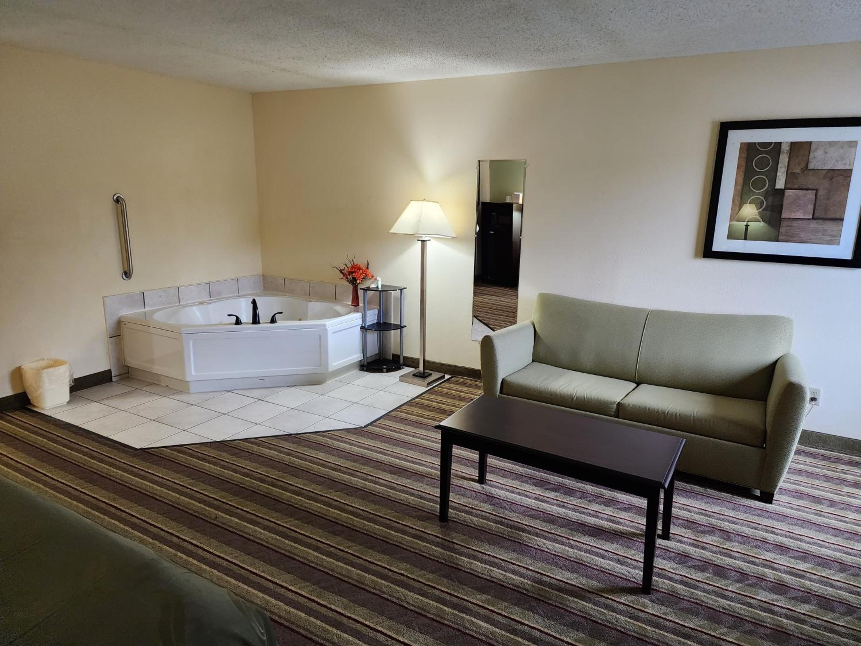 King Suite - Non-Smoking photo 2