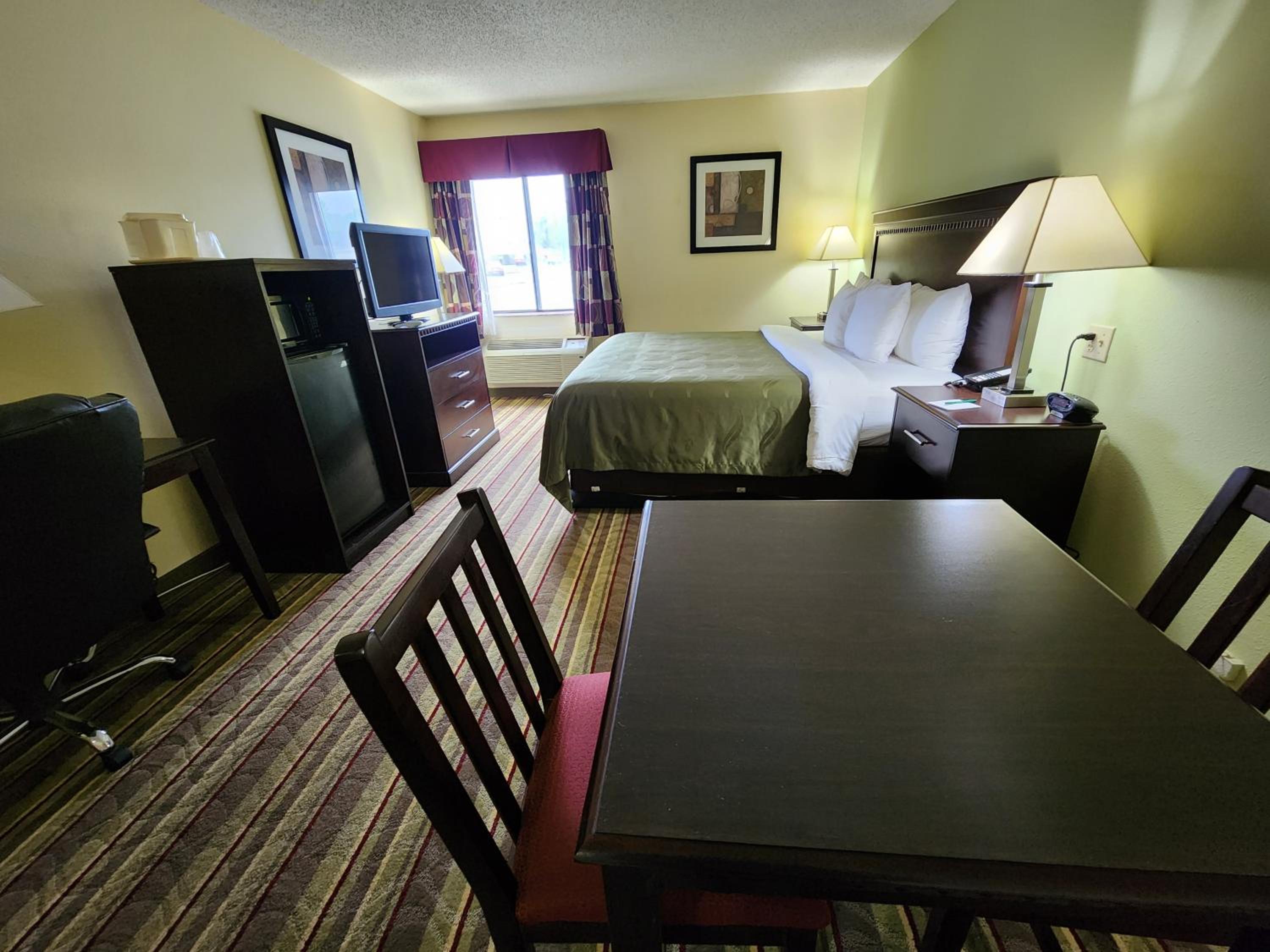 Superior Efficiency King Room - Accessible/Non Smoking - Photo 1