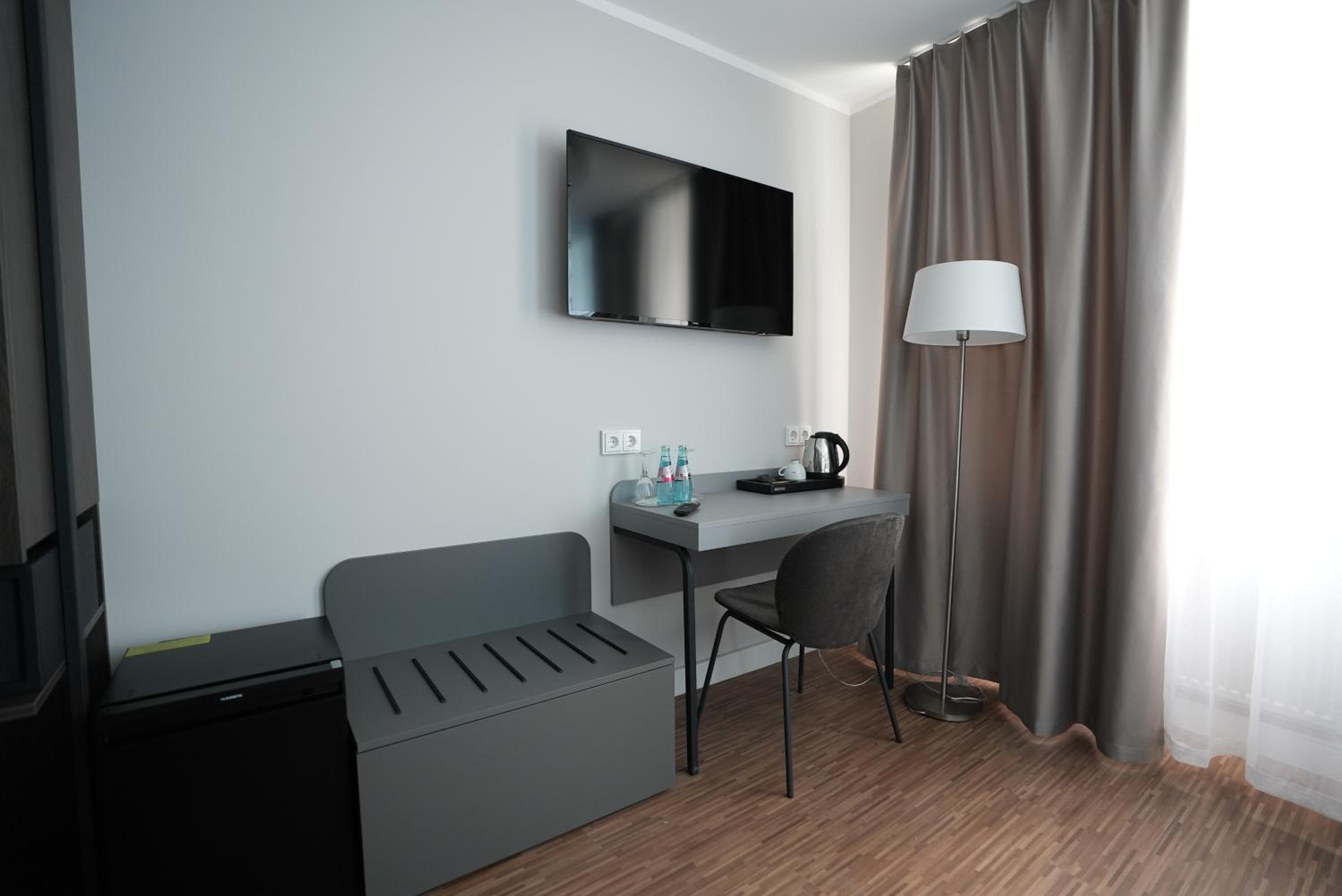 Deluxe Single Room thumbnail 6