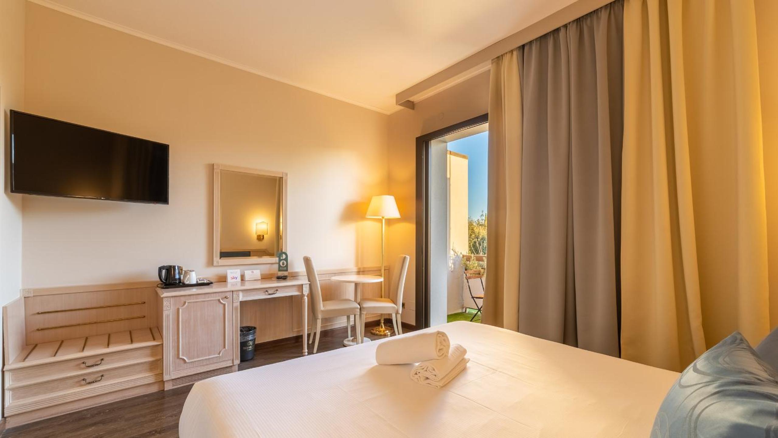 Deluxe Double Room with Spa Access and Pool View - Photo 9