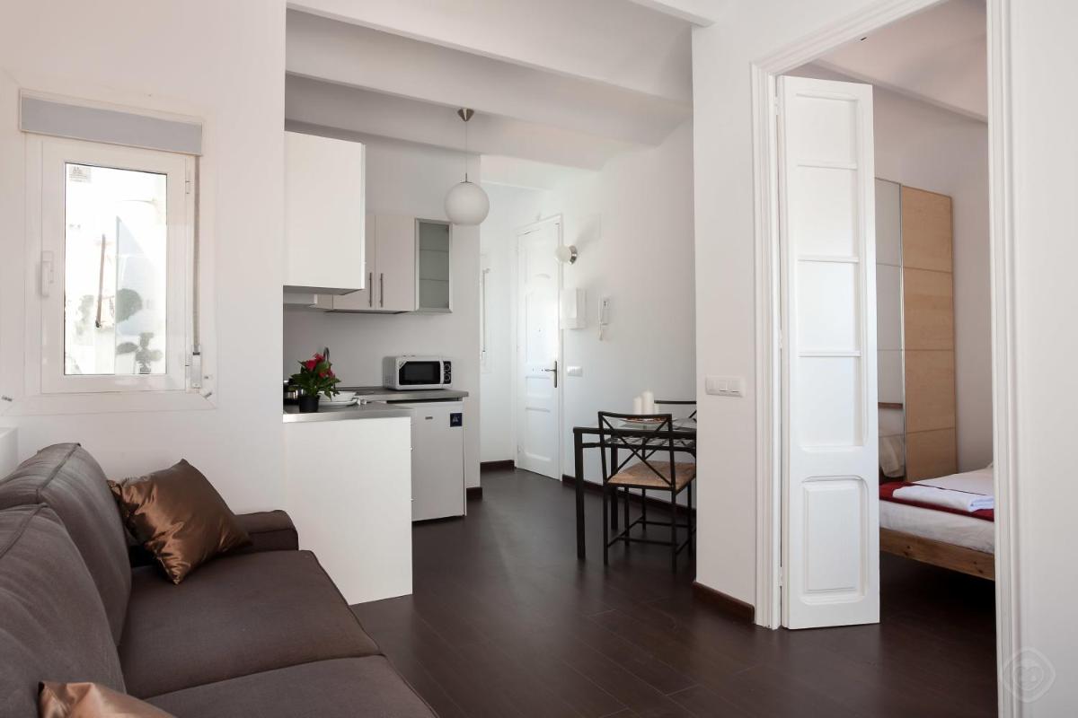 One-Bedroom Apartment photo 1