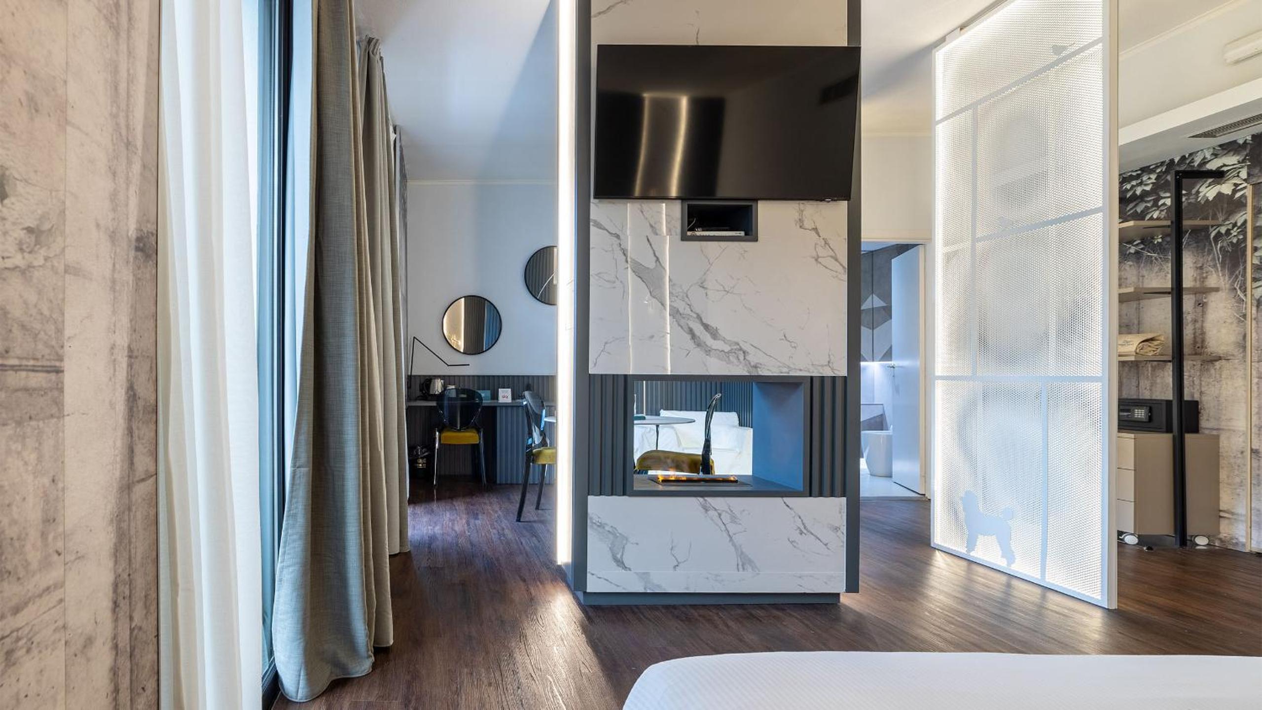 Suite with Spa Access - Photo 10