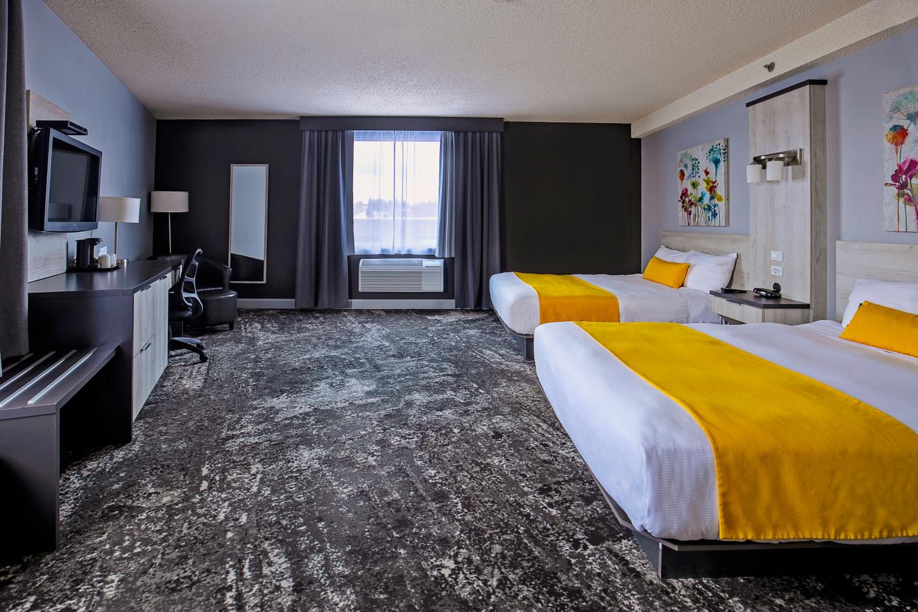 Queen Room with Two Queen Beds - Non-Smoking photo 3