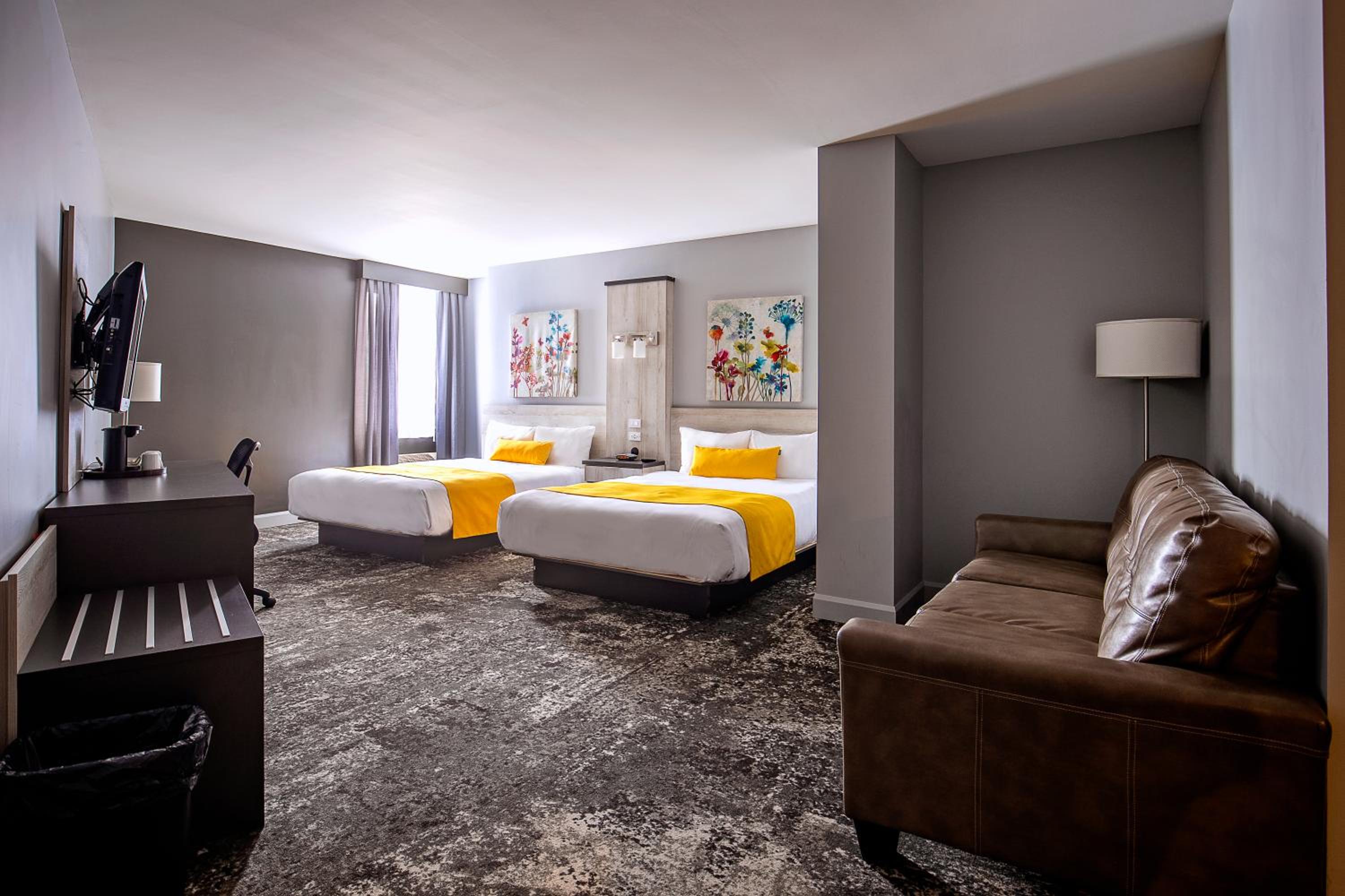 Queen Room with Two Queen Beds - Mobility Access/Non-Smoking photo 3