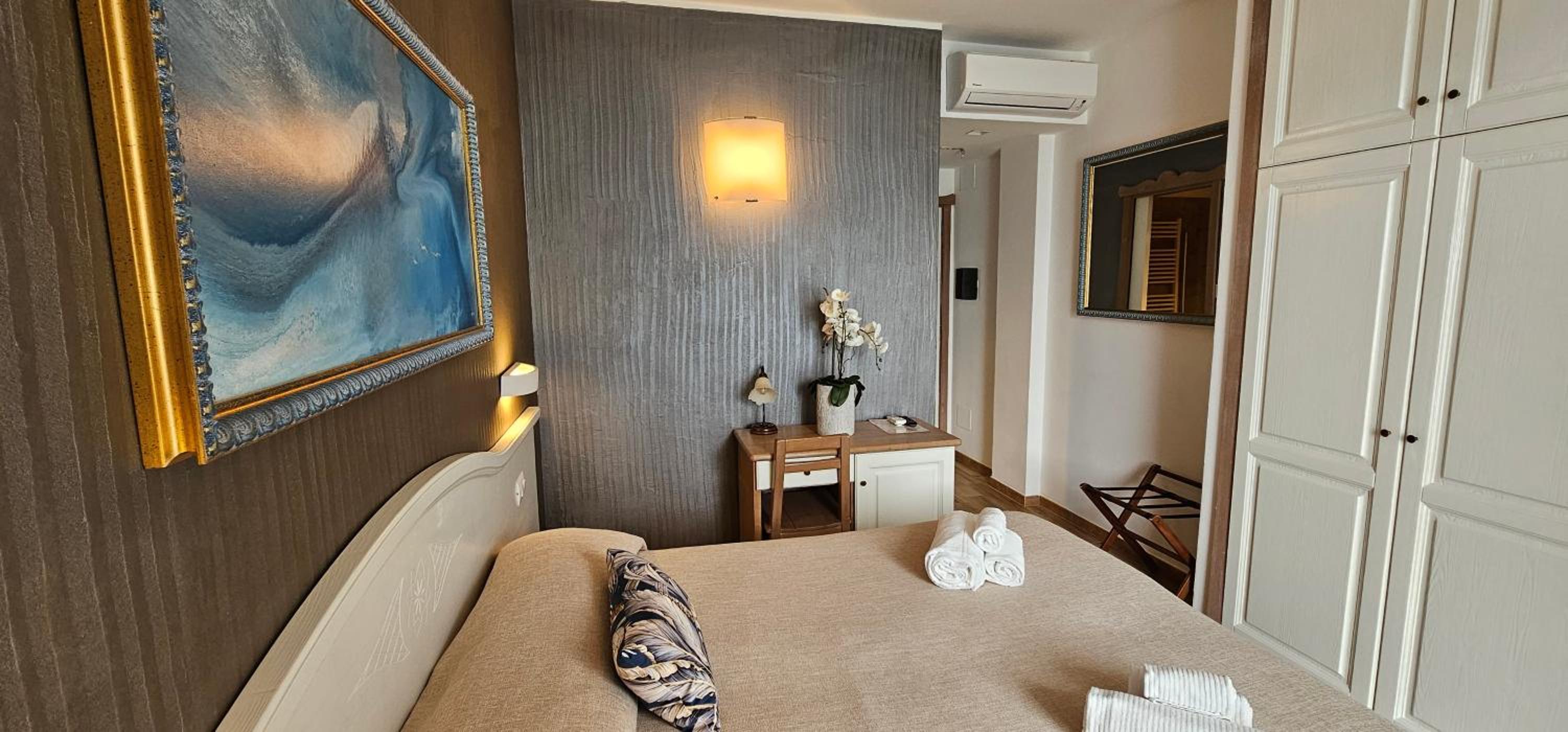 Small Double or Twin Room - Photo 13