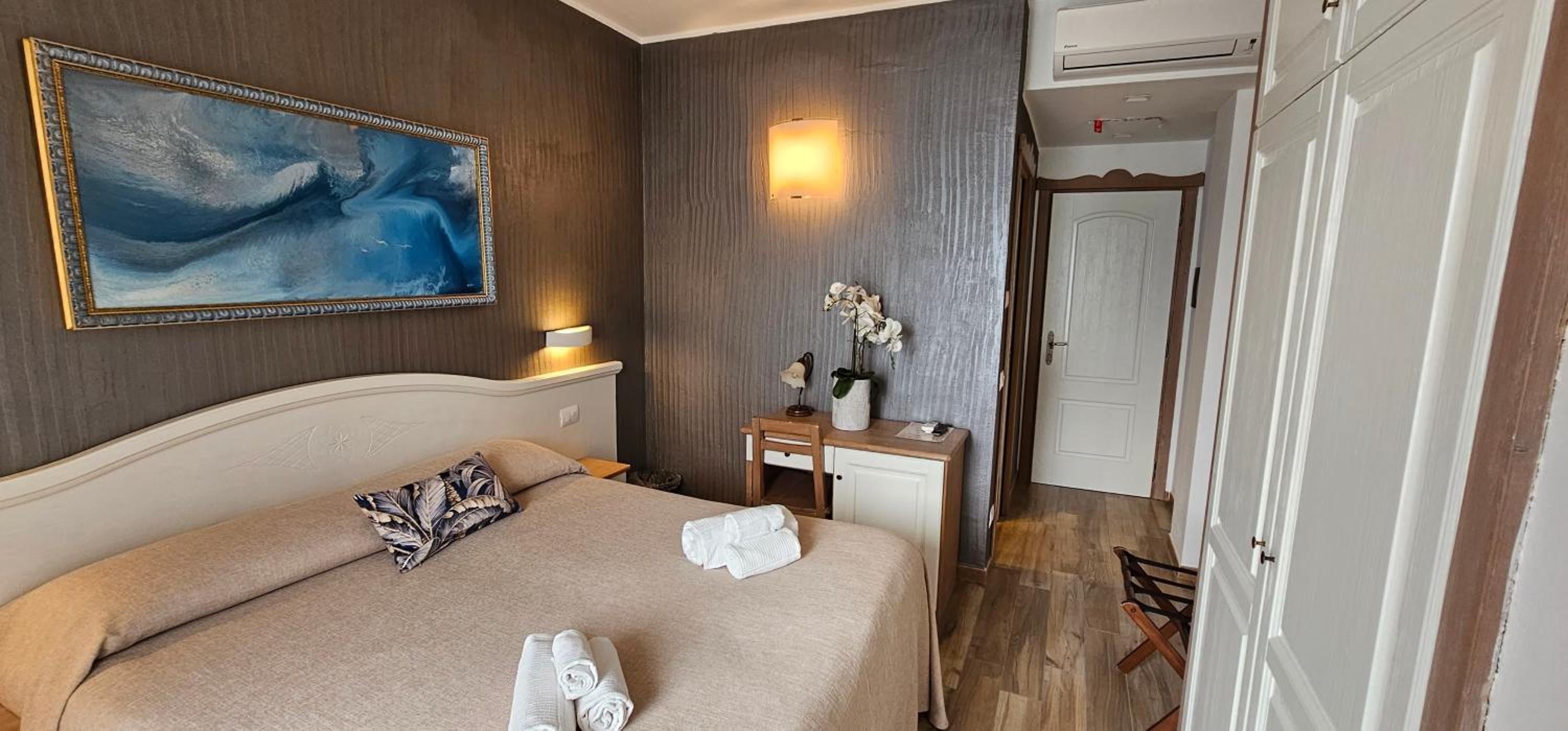 Small Double or Twin Room - Photo 12