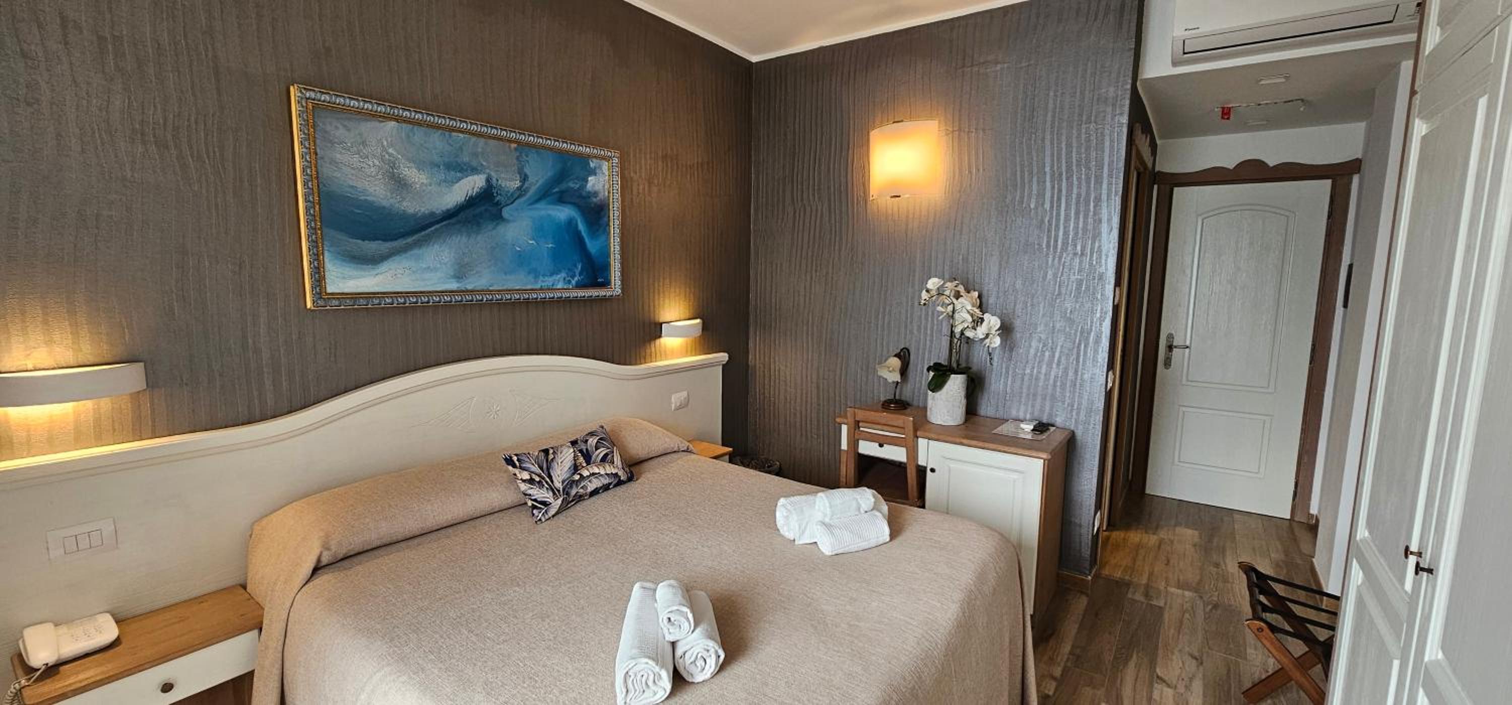 Small Double or Twin Room - Photo 11