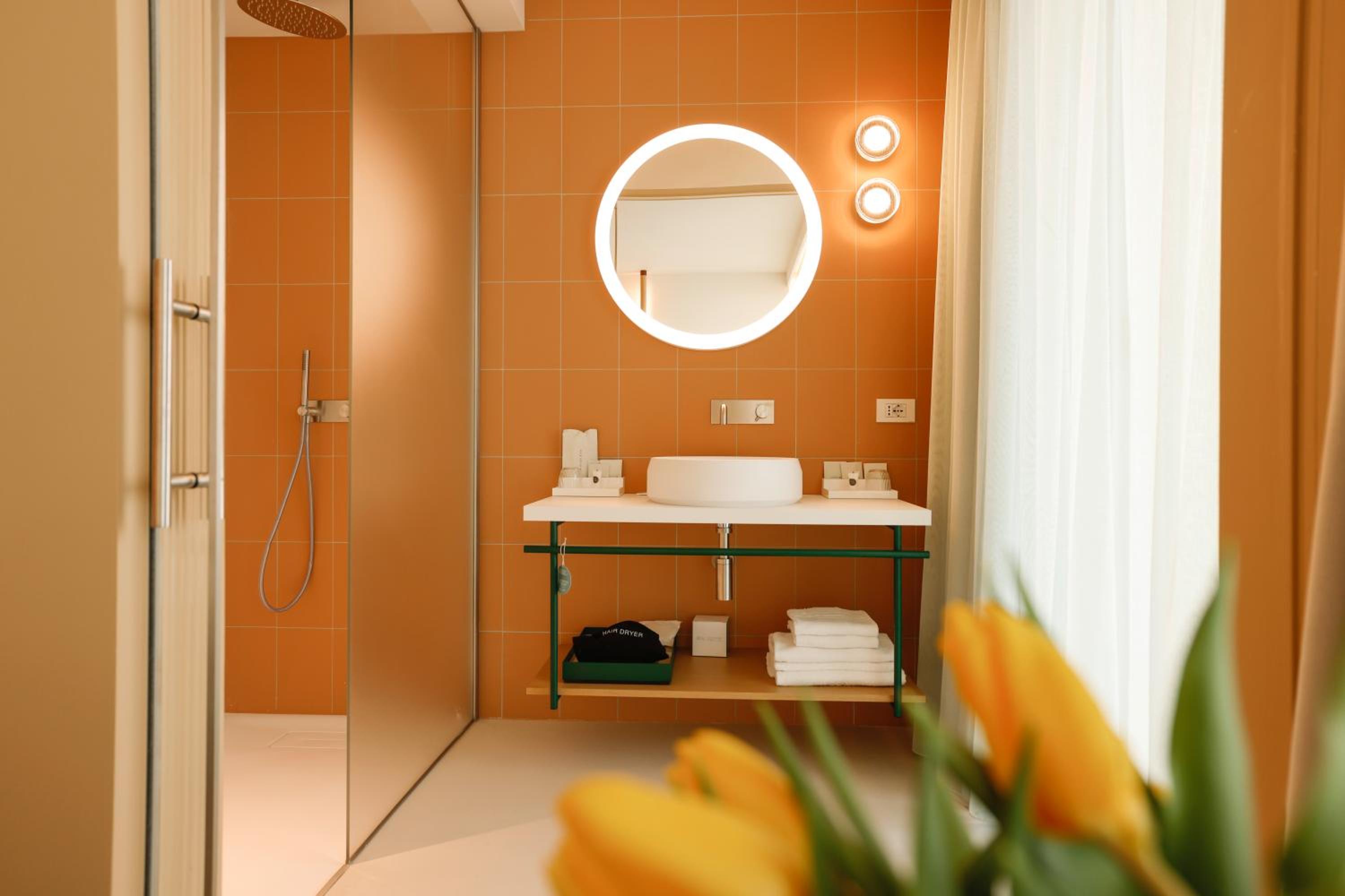 Junior Suite with Balcony - Photo 10