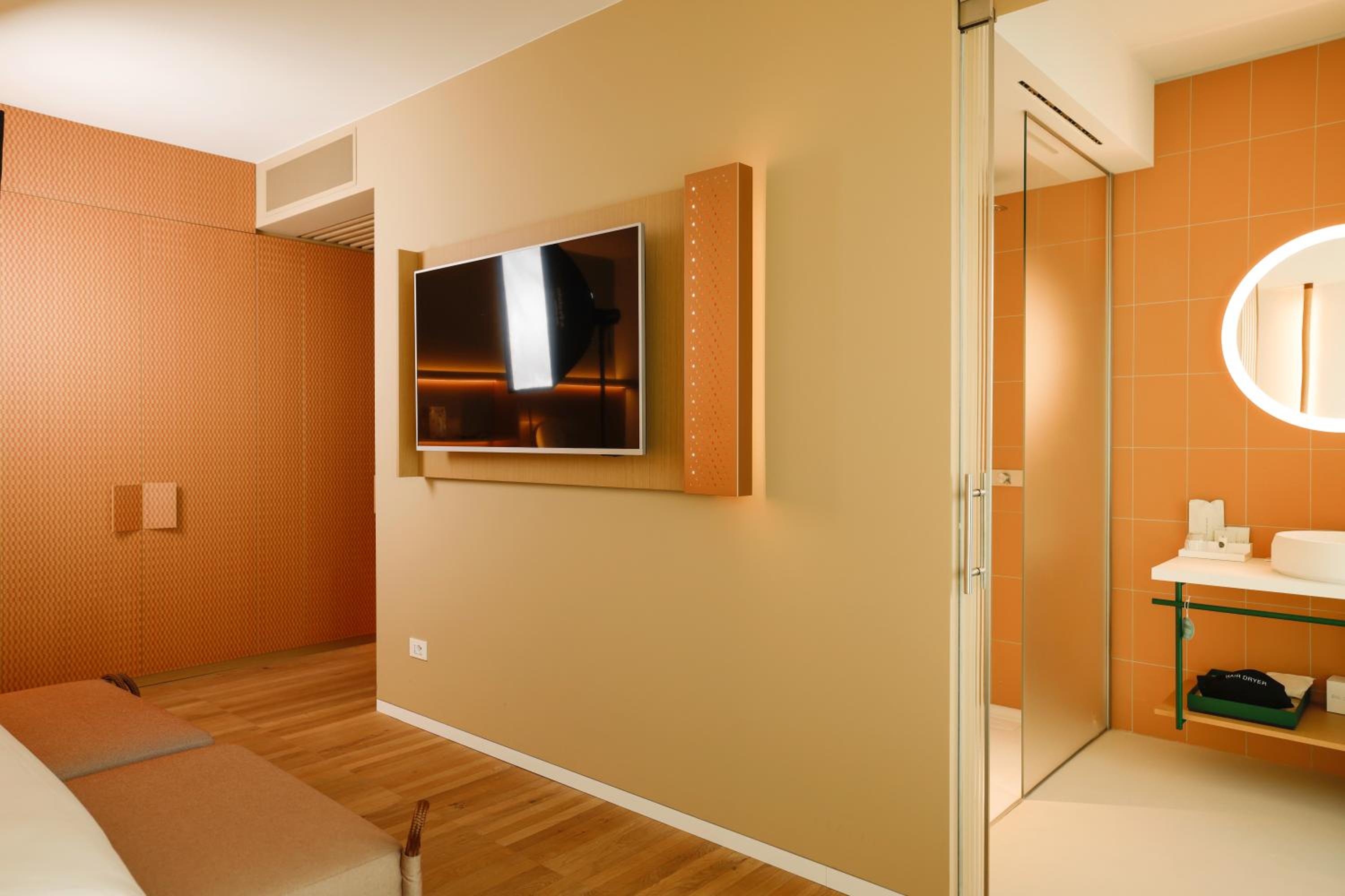 Junior Suite with Balcony - Photo 11