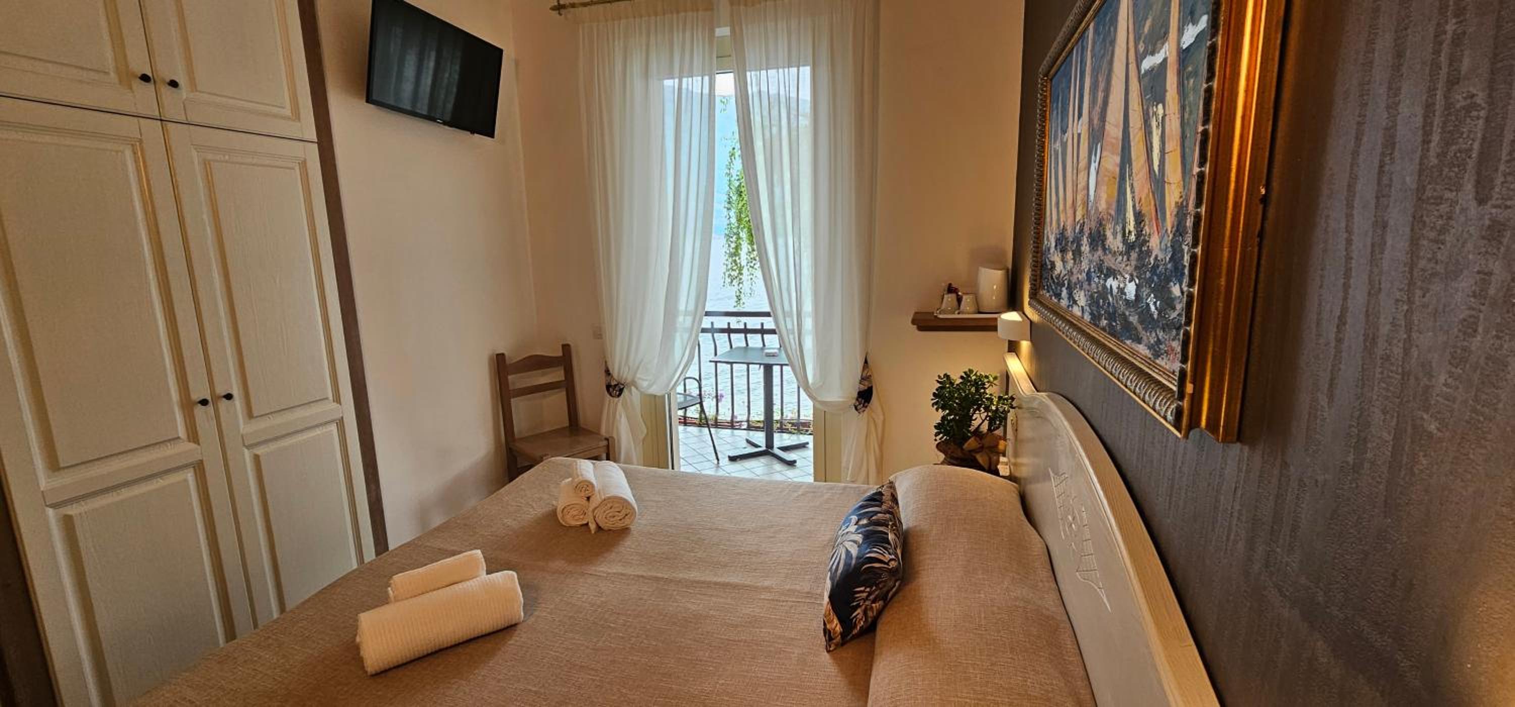 Small Double or Twin Room photo 3