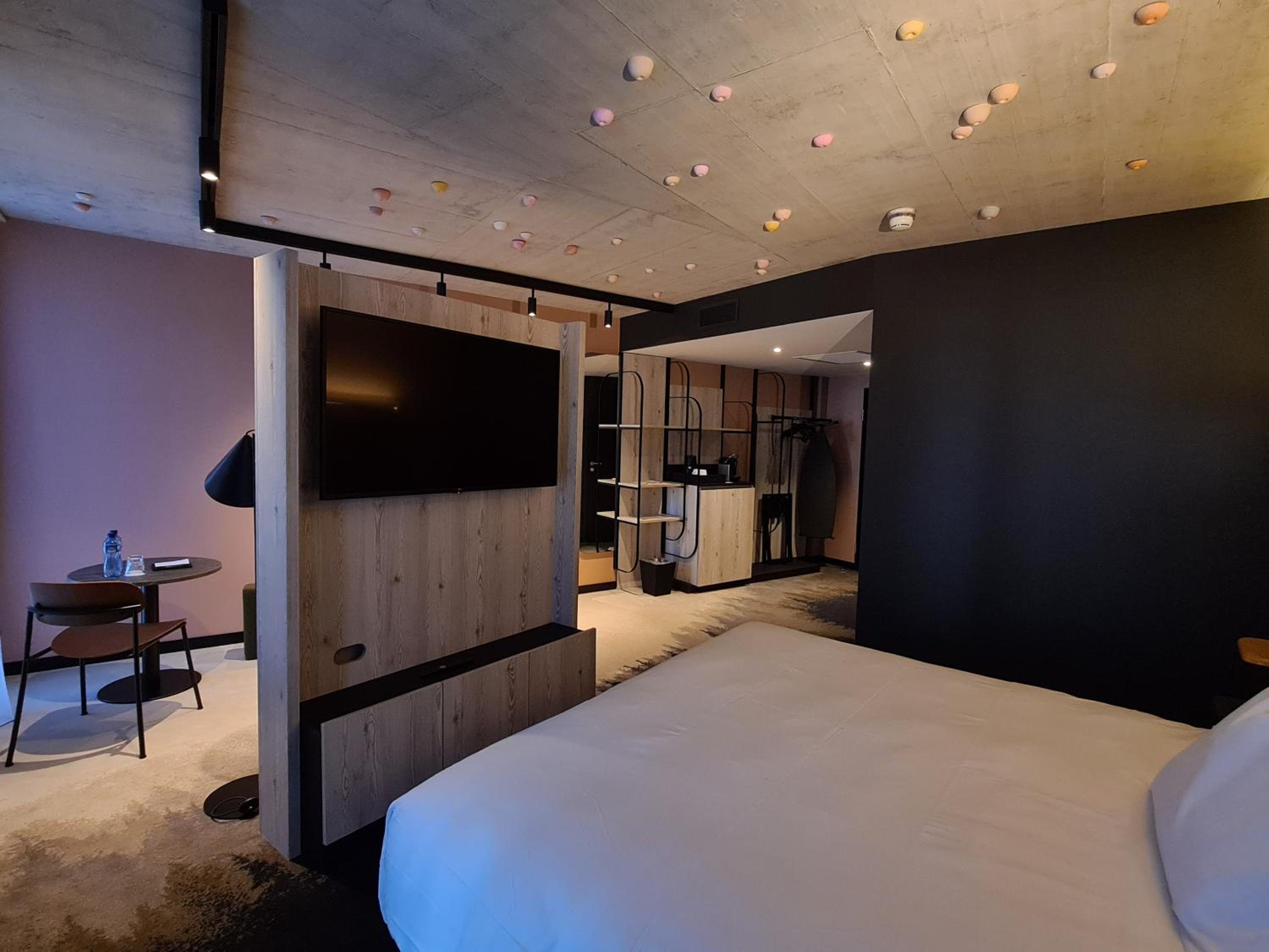 Junior King Suite with Lounge - Photo 2