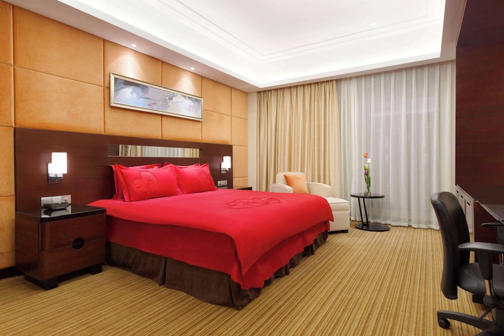 Deluxe Suite, 1 King Bed, Smoking photo 2
