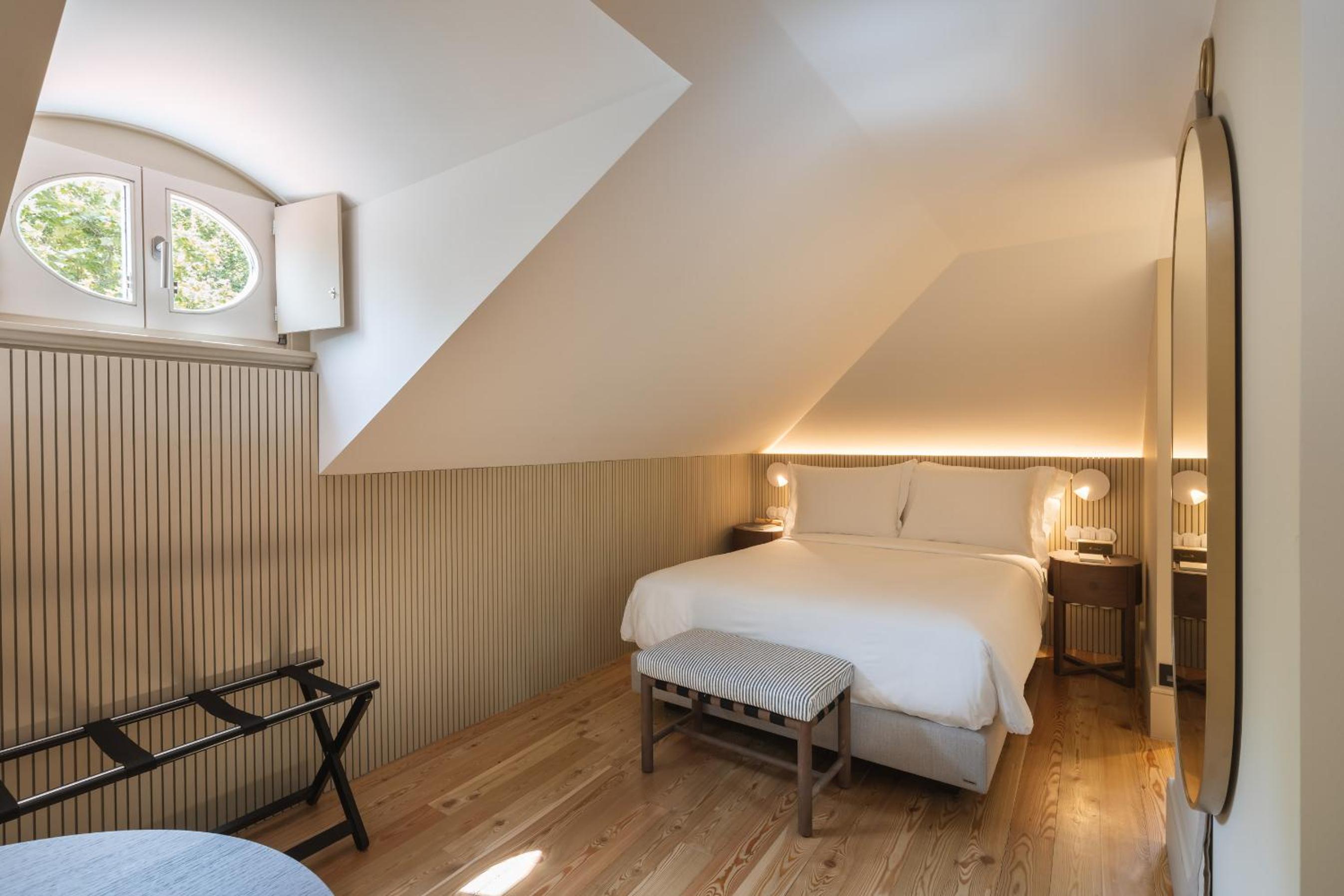 Attic Room (Park View)