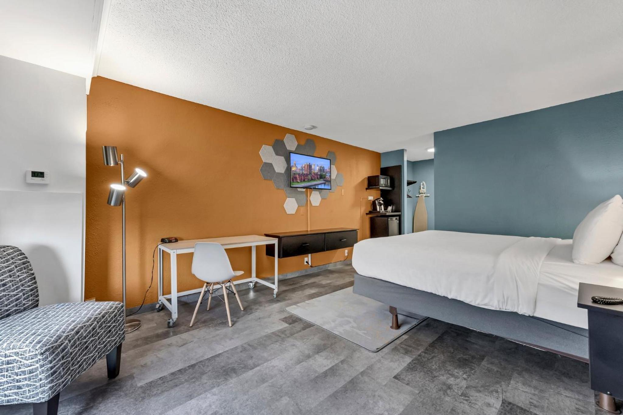 Deluxe King Room - Photo 1