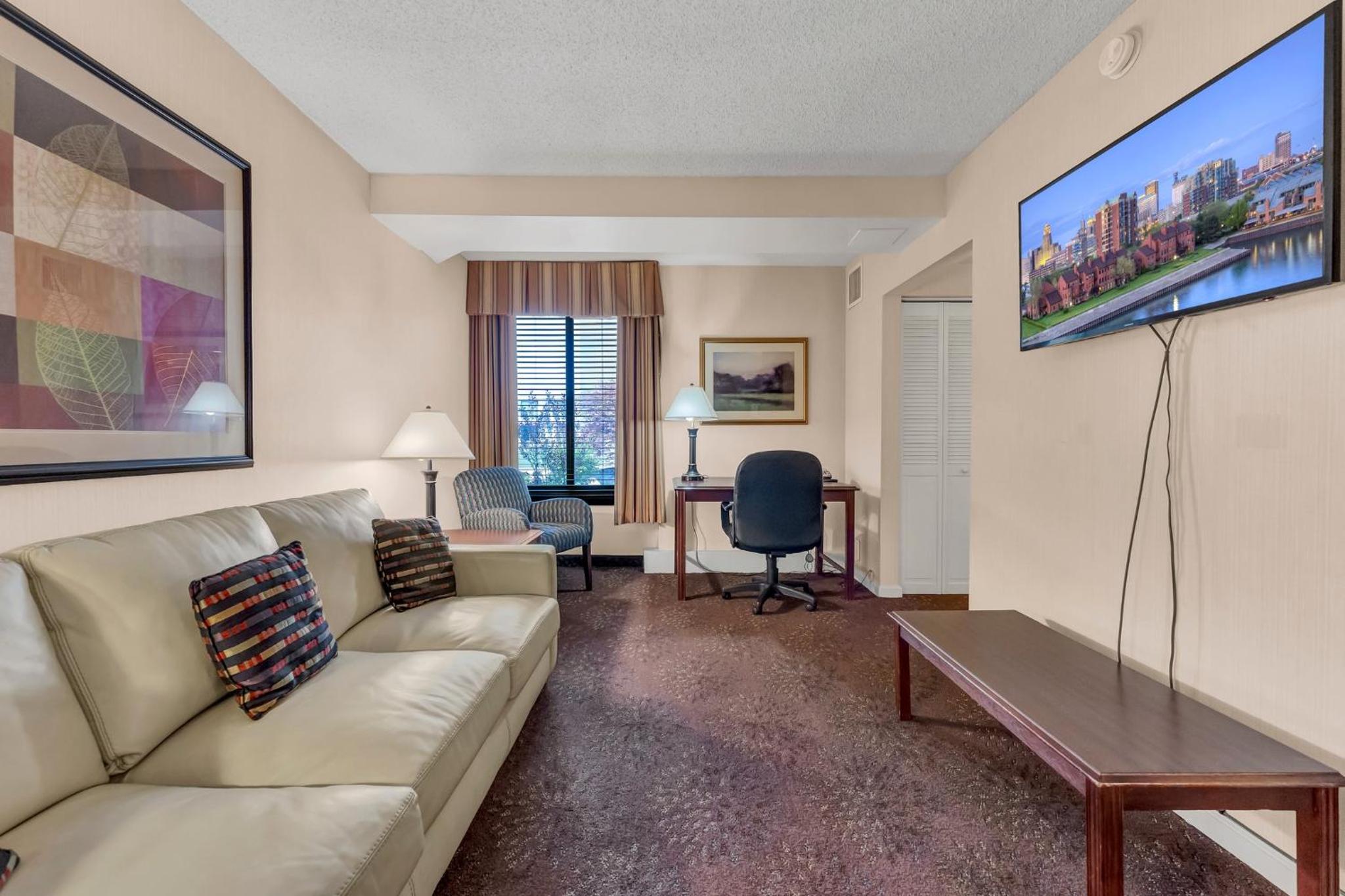 King Suite - Non-Smoking - Photo 7