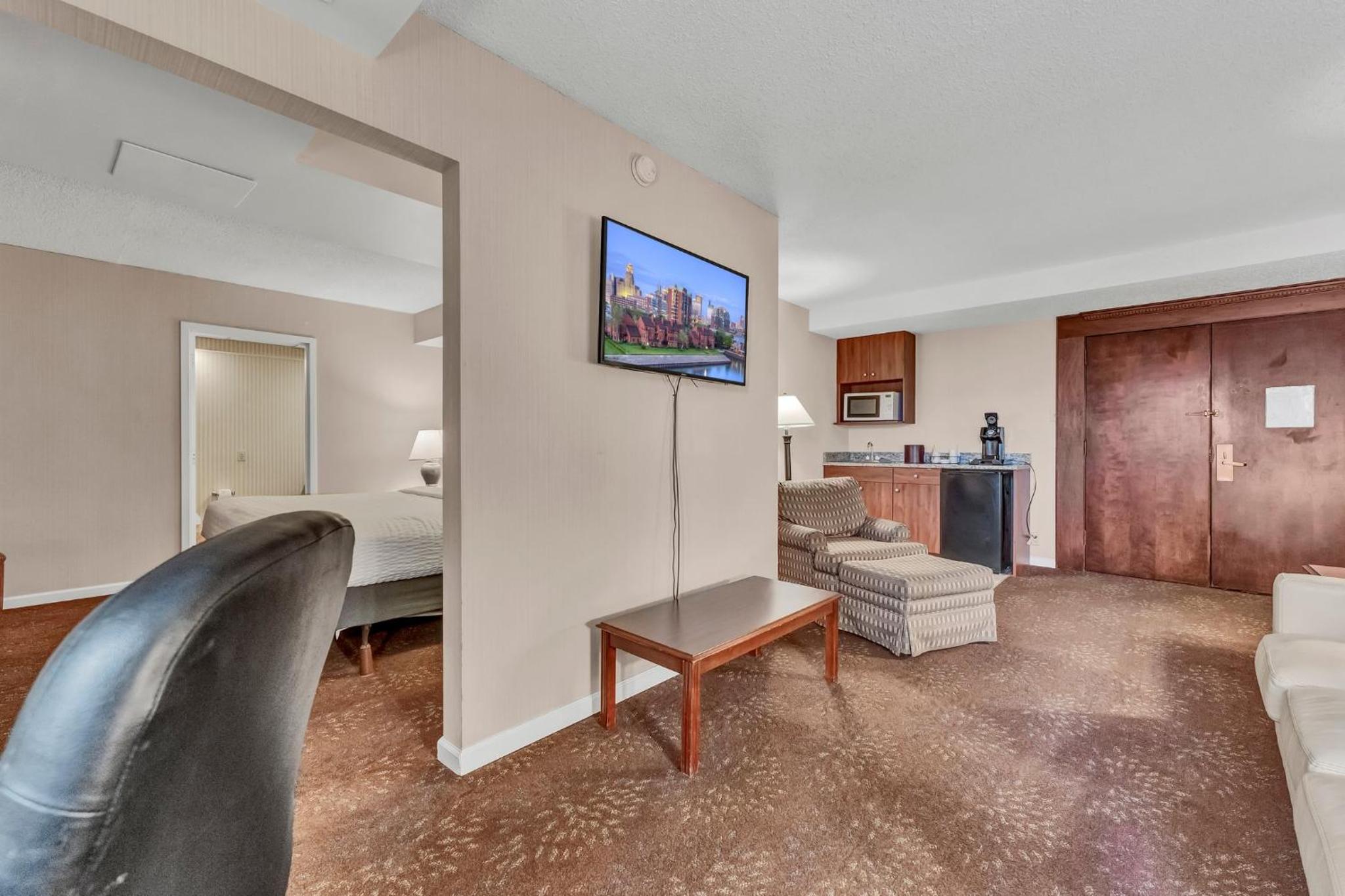 King Suite - Non-Smoking - Photo 8