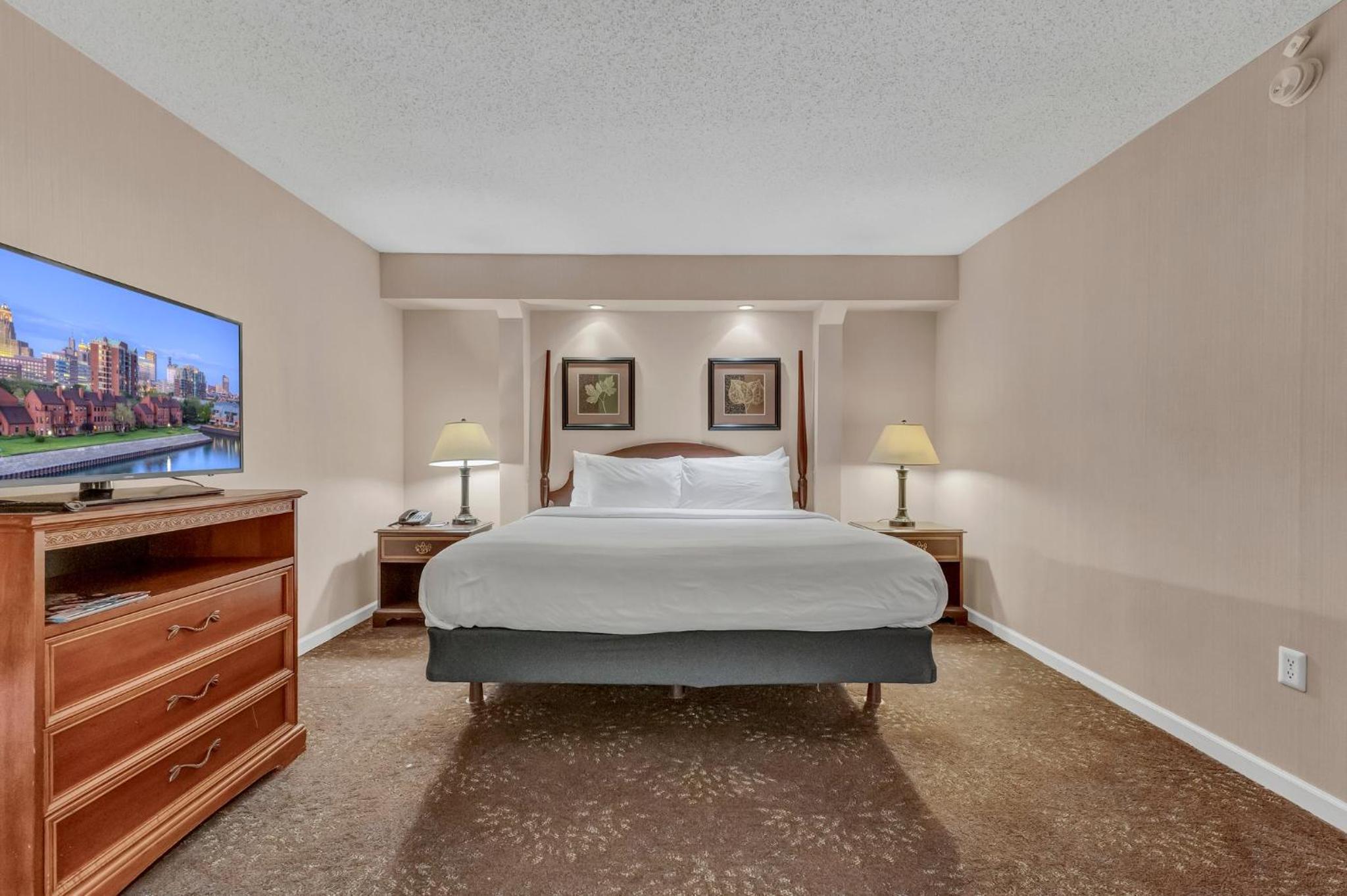 King Suite - Non-Smoking - Photo 2