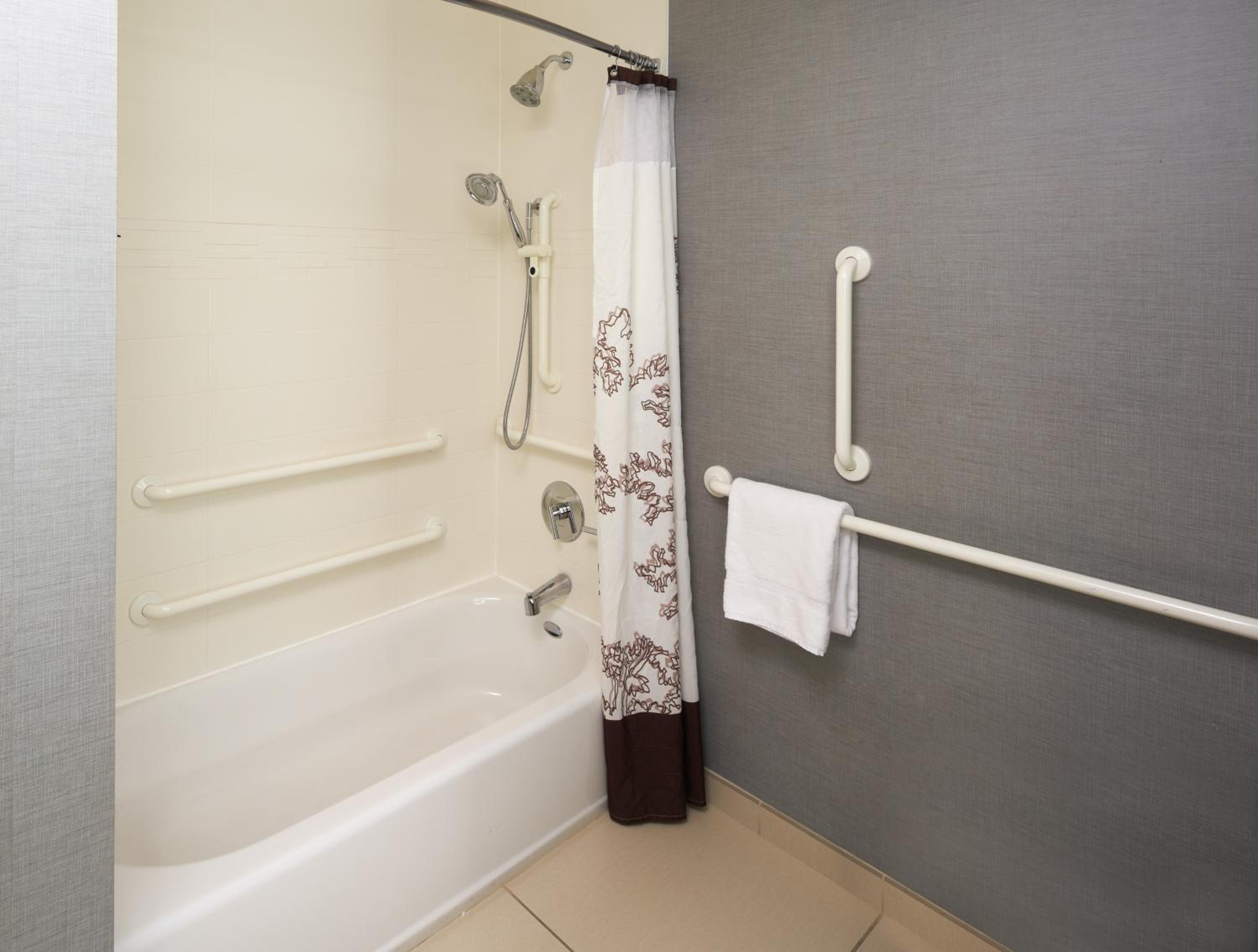 King Studio with Sofa Bed and Adapted Tub - Mobility Accessible