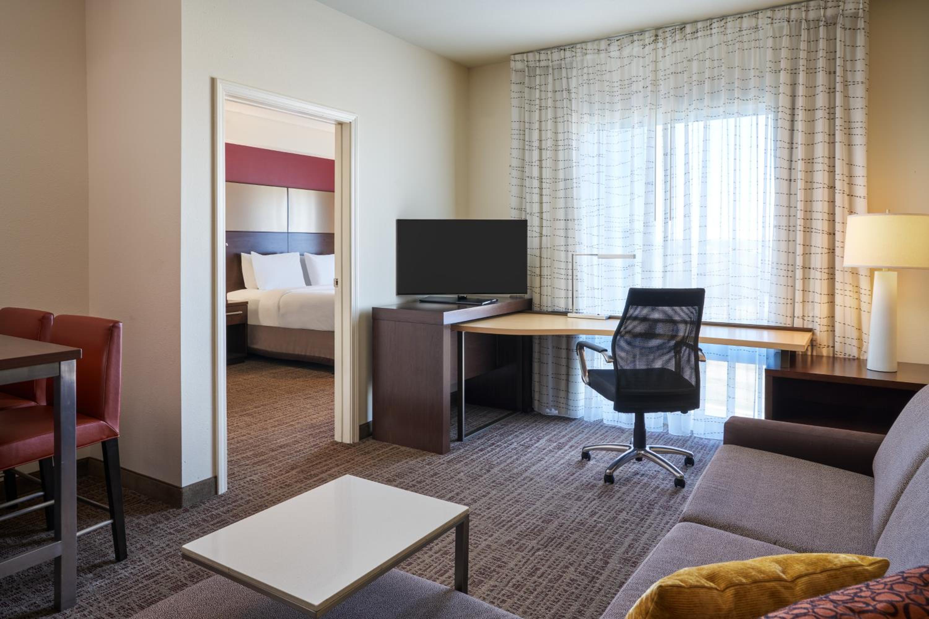 One-Bedroom Suite with One King Bed thumbnail 6