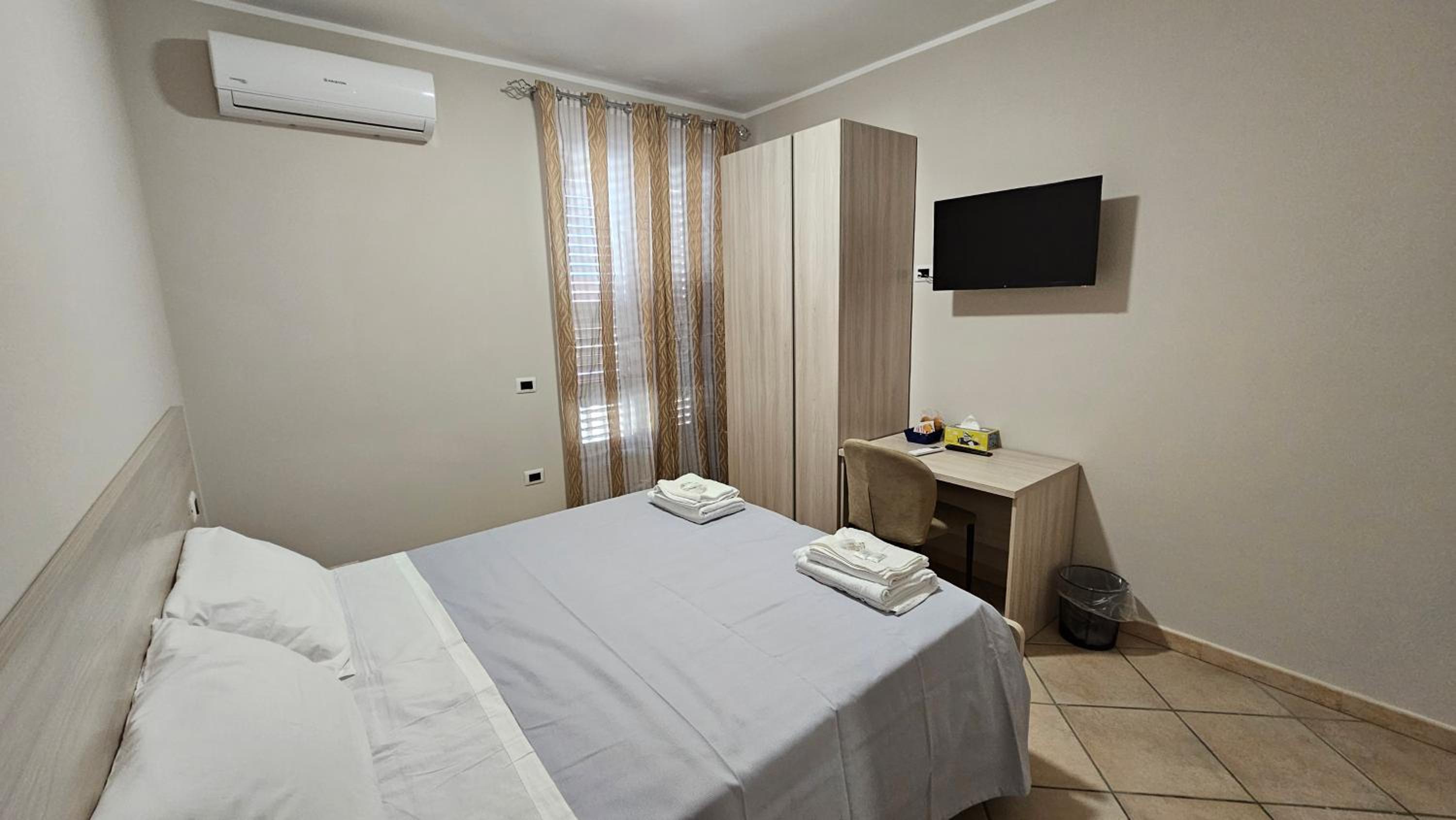 Double Room with Shared Bathroom photo 2