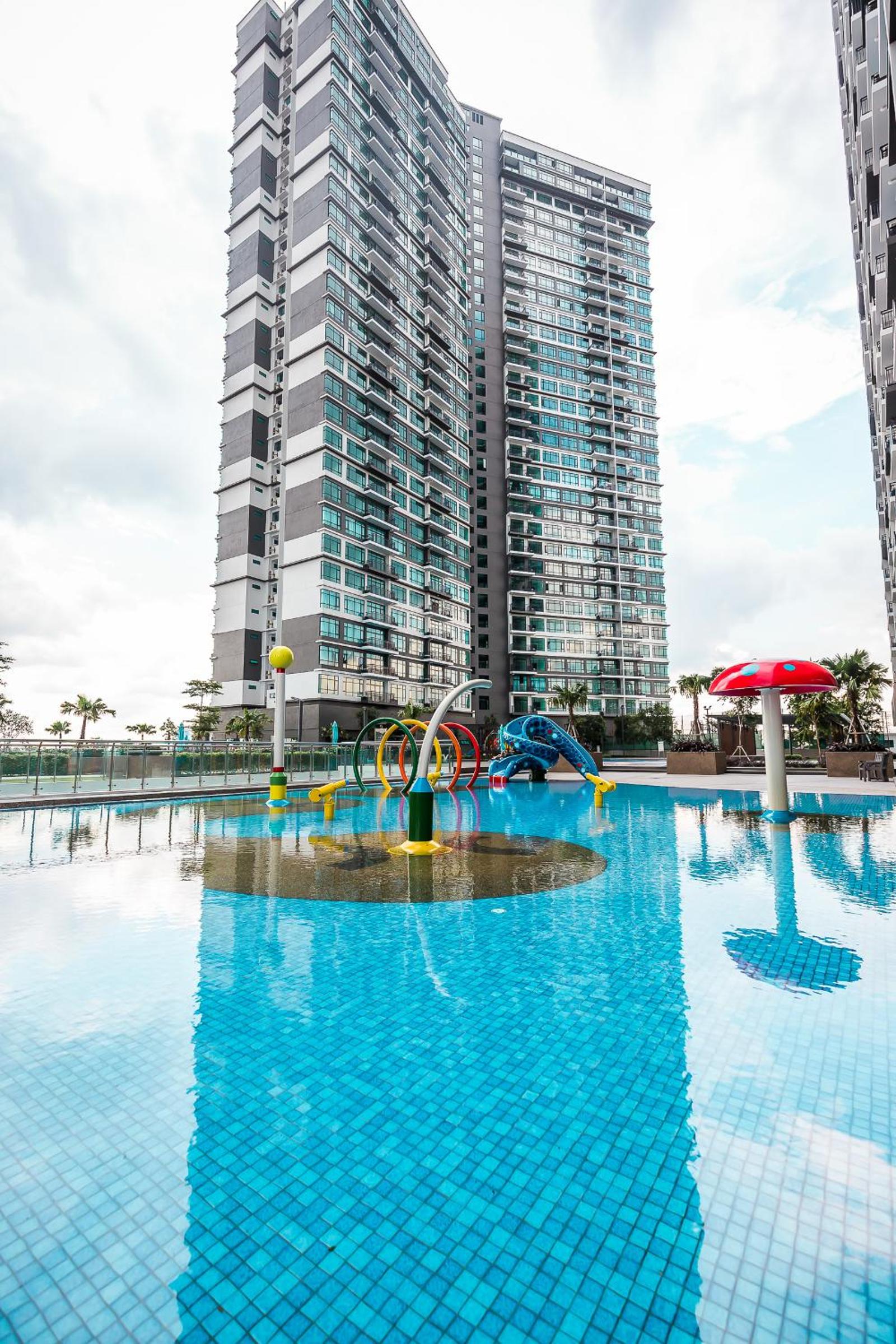 One-Bedroom Apartment with City View