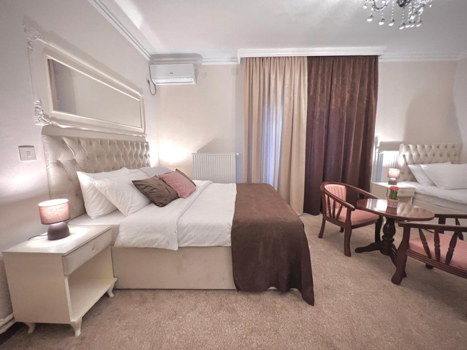 Deluxe Double Room (2 Adults + 1 Child) photo 2