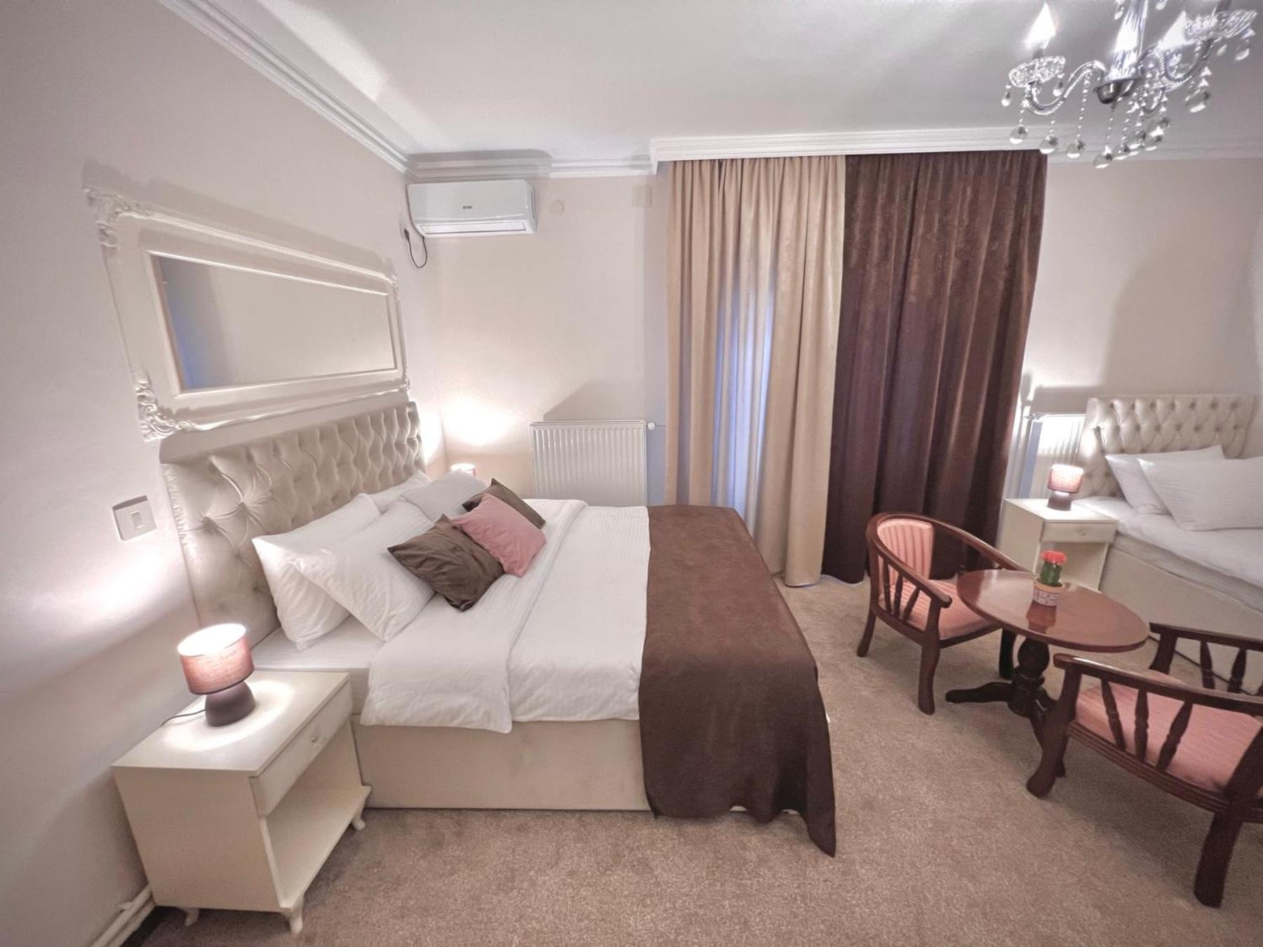 Deluxe Double Room (2 Adults + 1 Child) photo 3