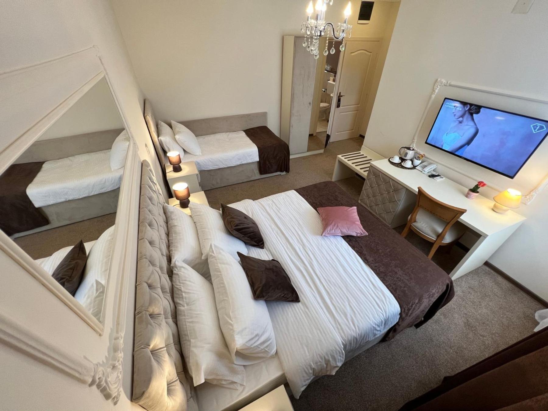 Deluxe Double Room (2 Adults + 1 Child) photo 3