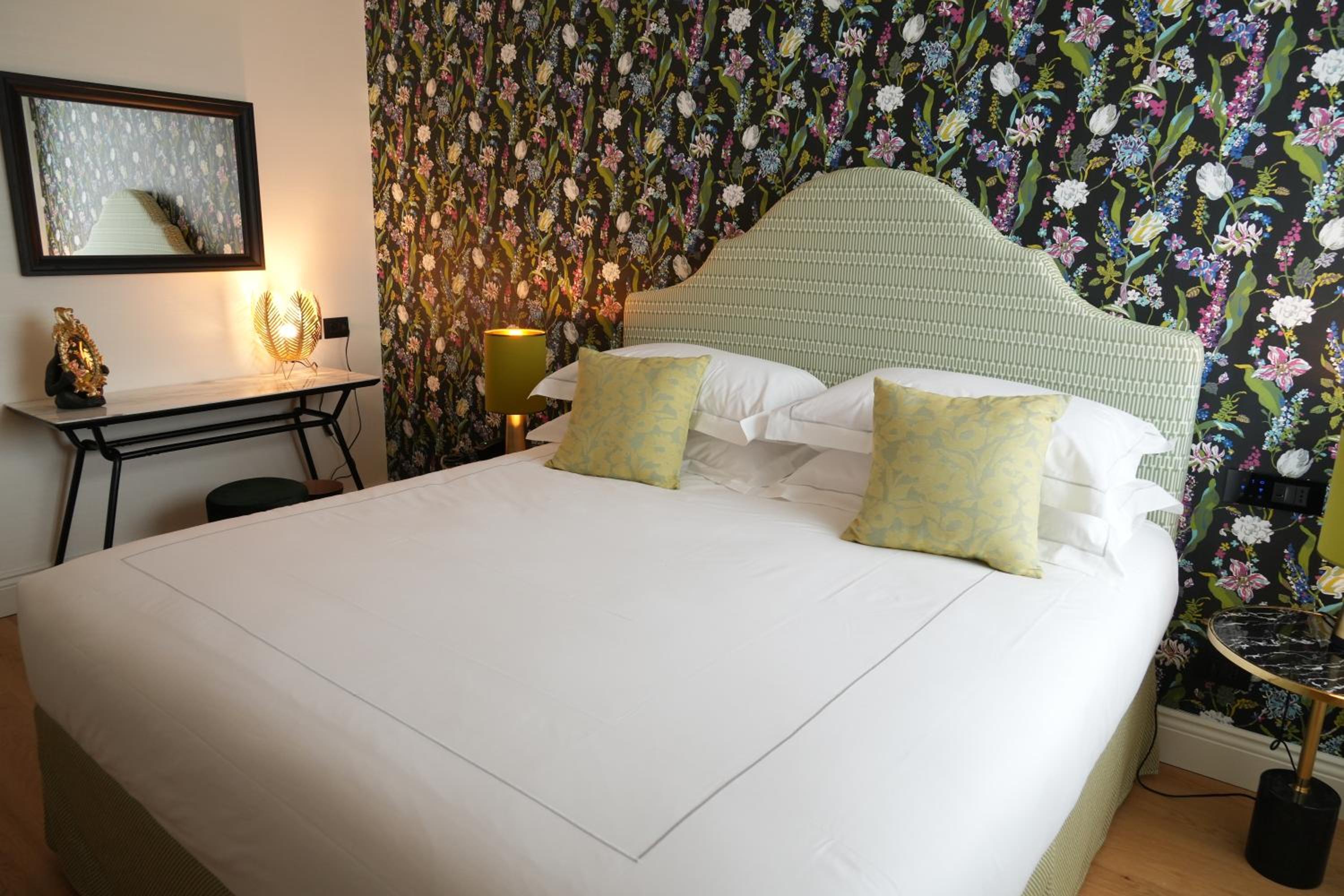 Deluxe Room - Photo 7