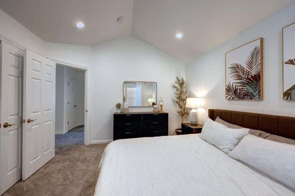 Three-Bedroom House photo 1