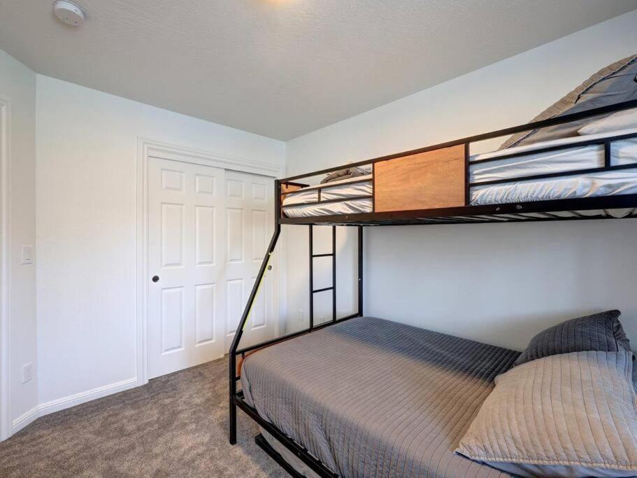 Three-Bedroom House photo 3