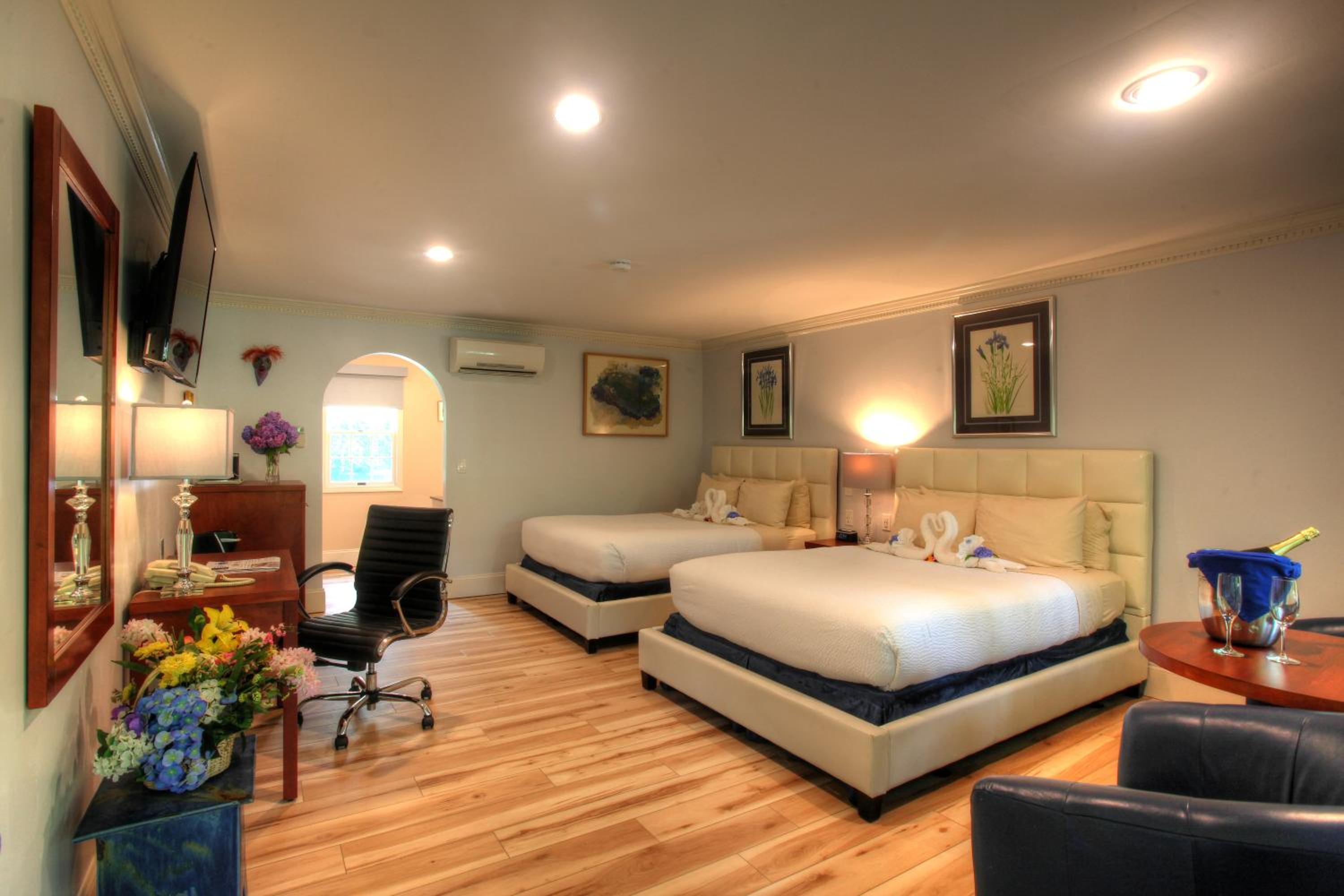Extra Deluxe Room with Two Queen Beds photo 3