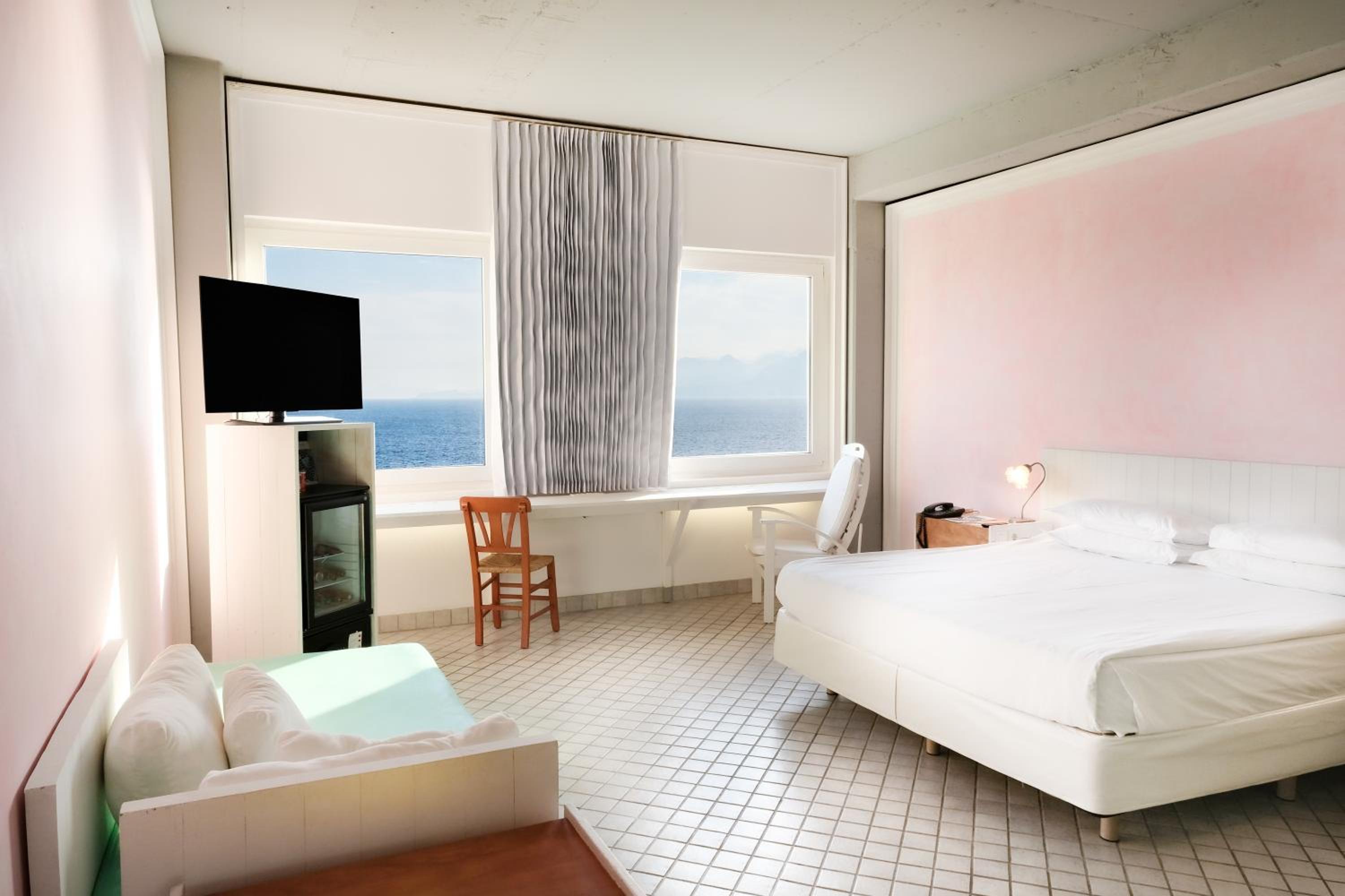 Double or Twin Room with Sea View thumbnail 6
