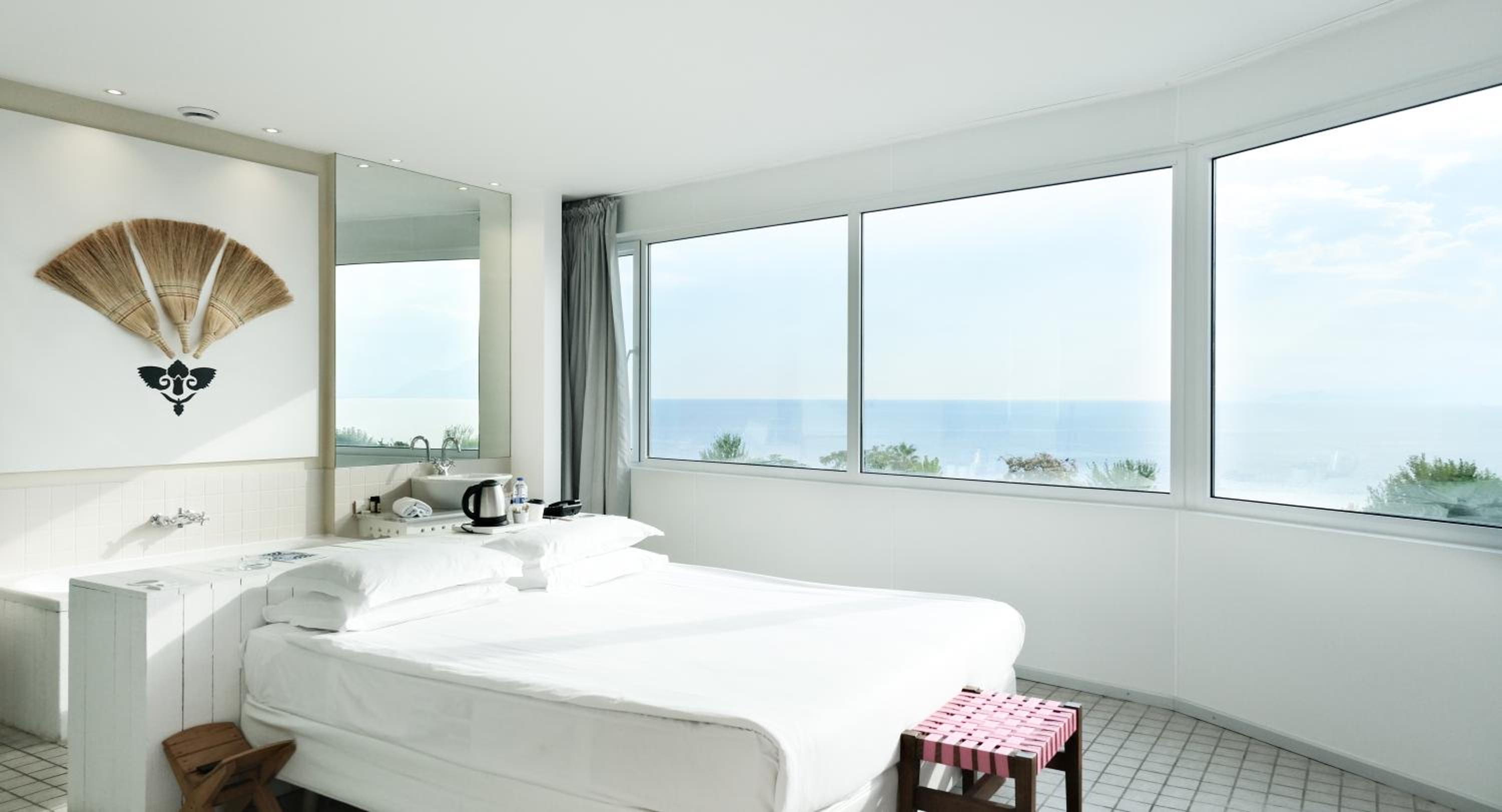 Deluxe Double Room in Revolving Building thumbnail 6