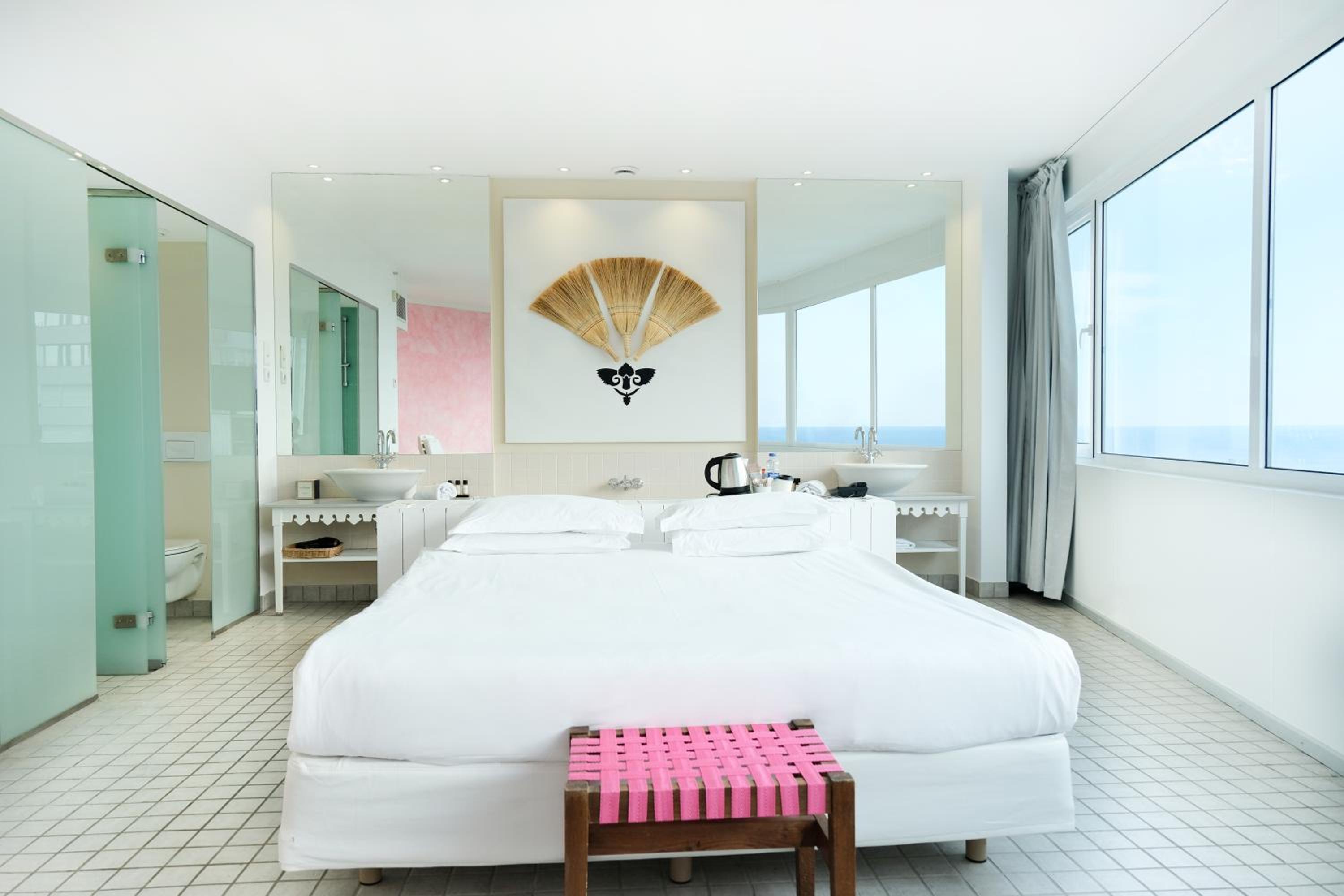 Deluxe Double Room in Revolving Building thumbnail 5