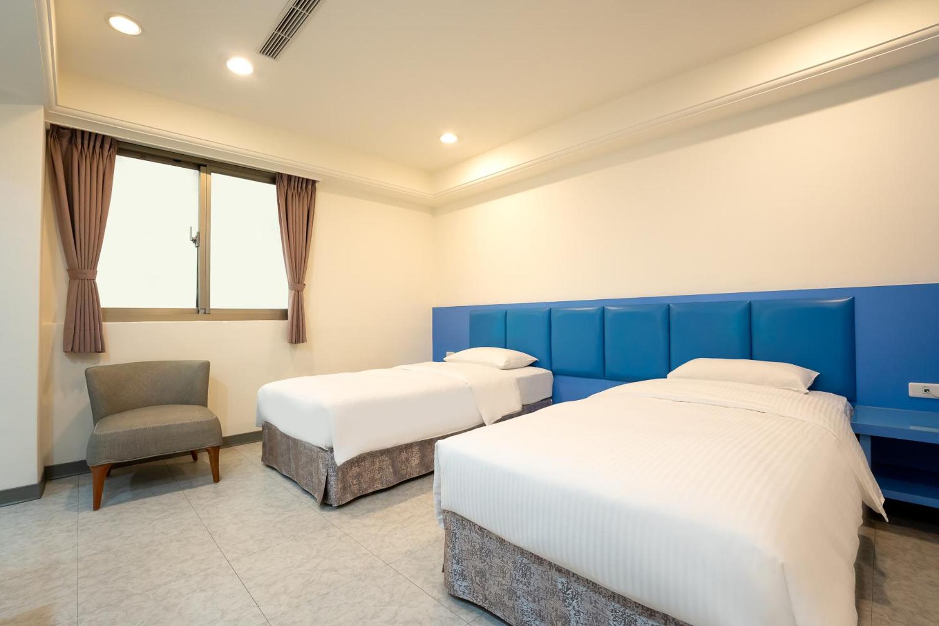Business Twin Room - Photo 1