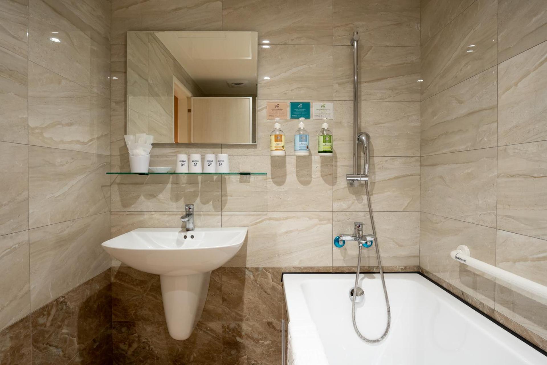Business Quadruple Room - Photo 13