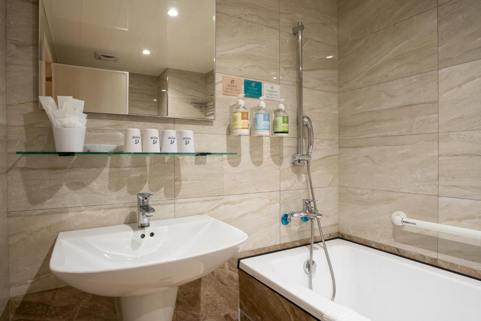 Business Quadruple Room - Photo 10