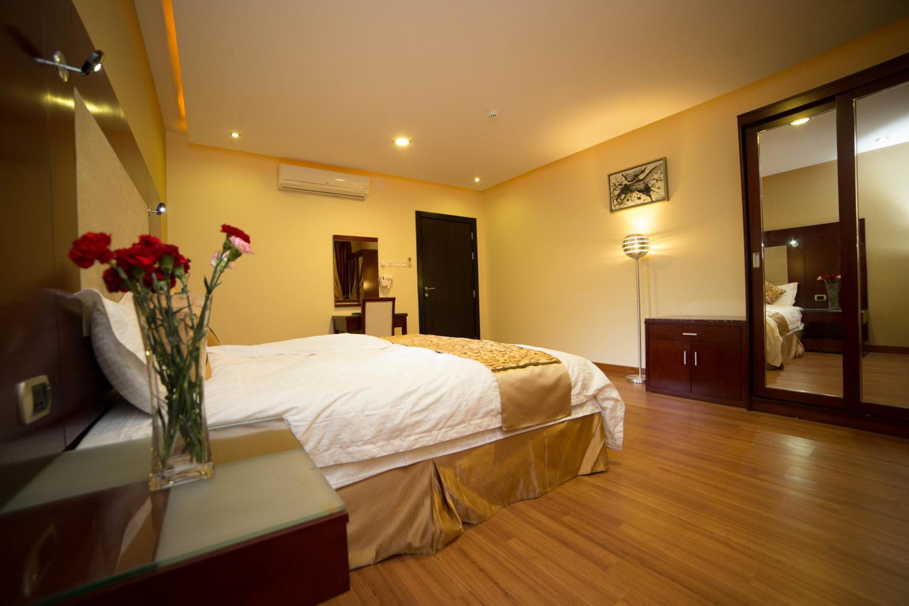 Deluxe One-Bedroom Apartment photo 3