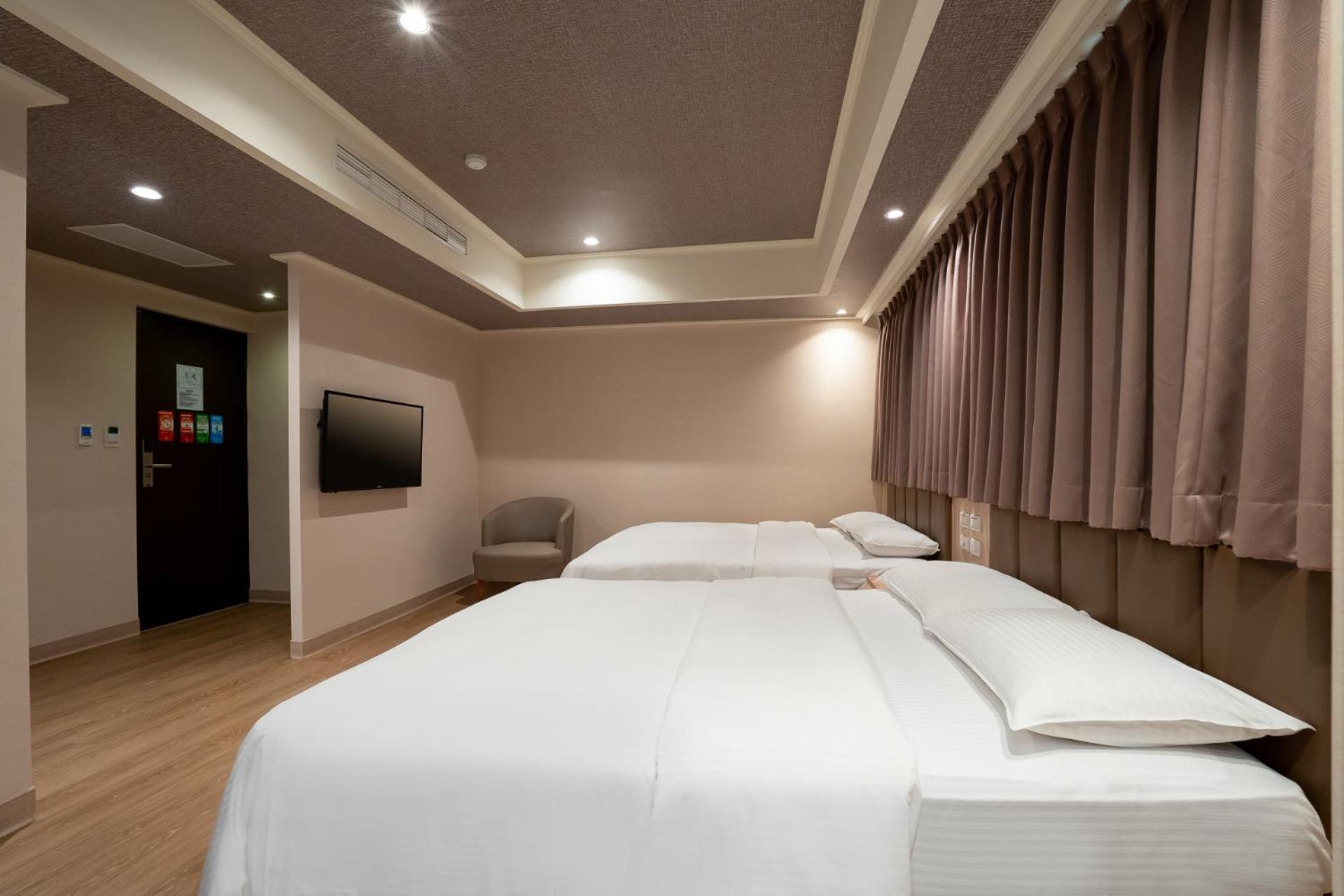 Business Quadruple Room - Photo 1