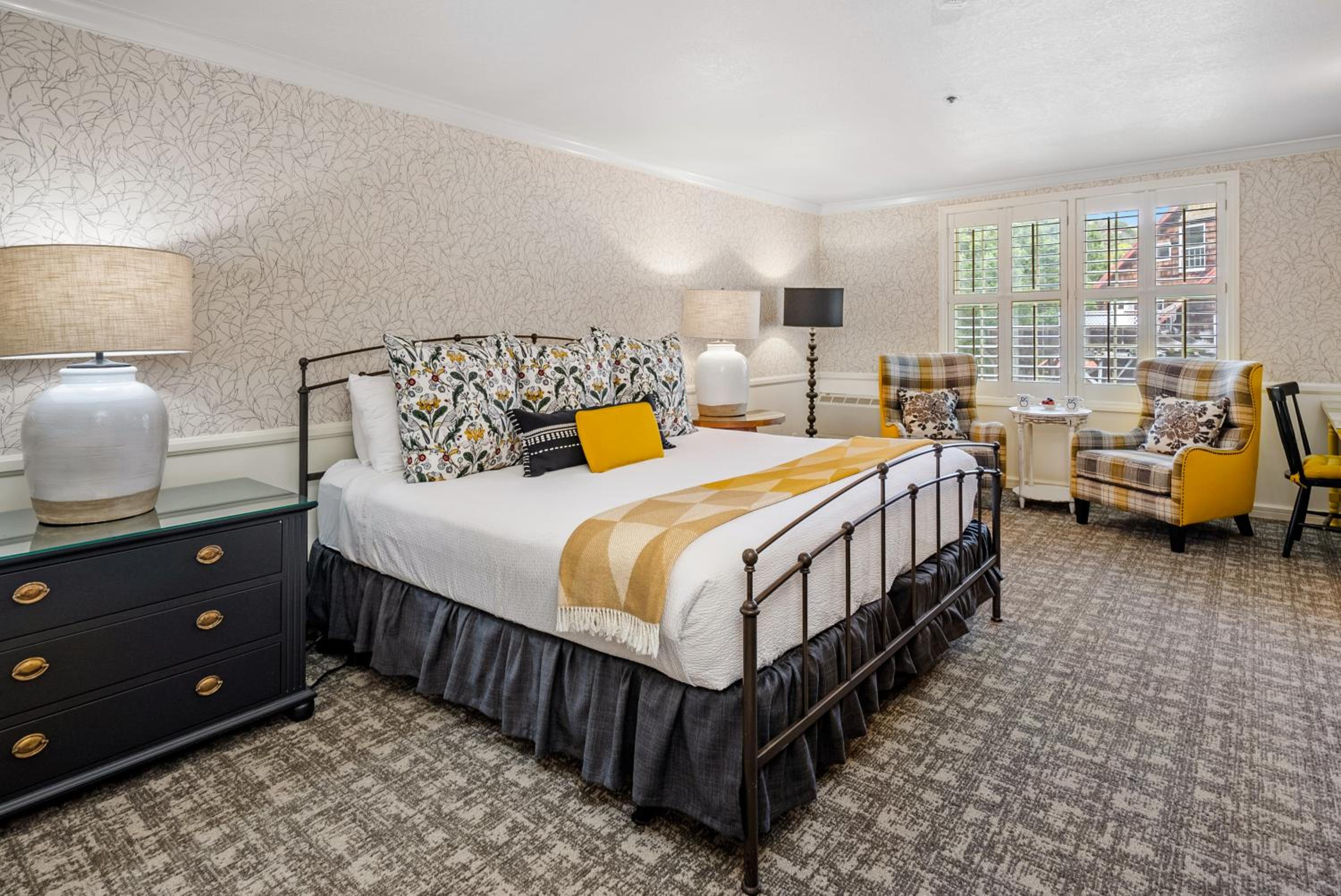 Deluxe King Room - Main Inn - Photo 4