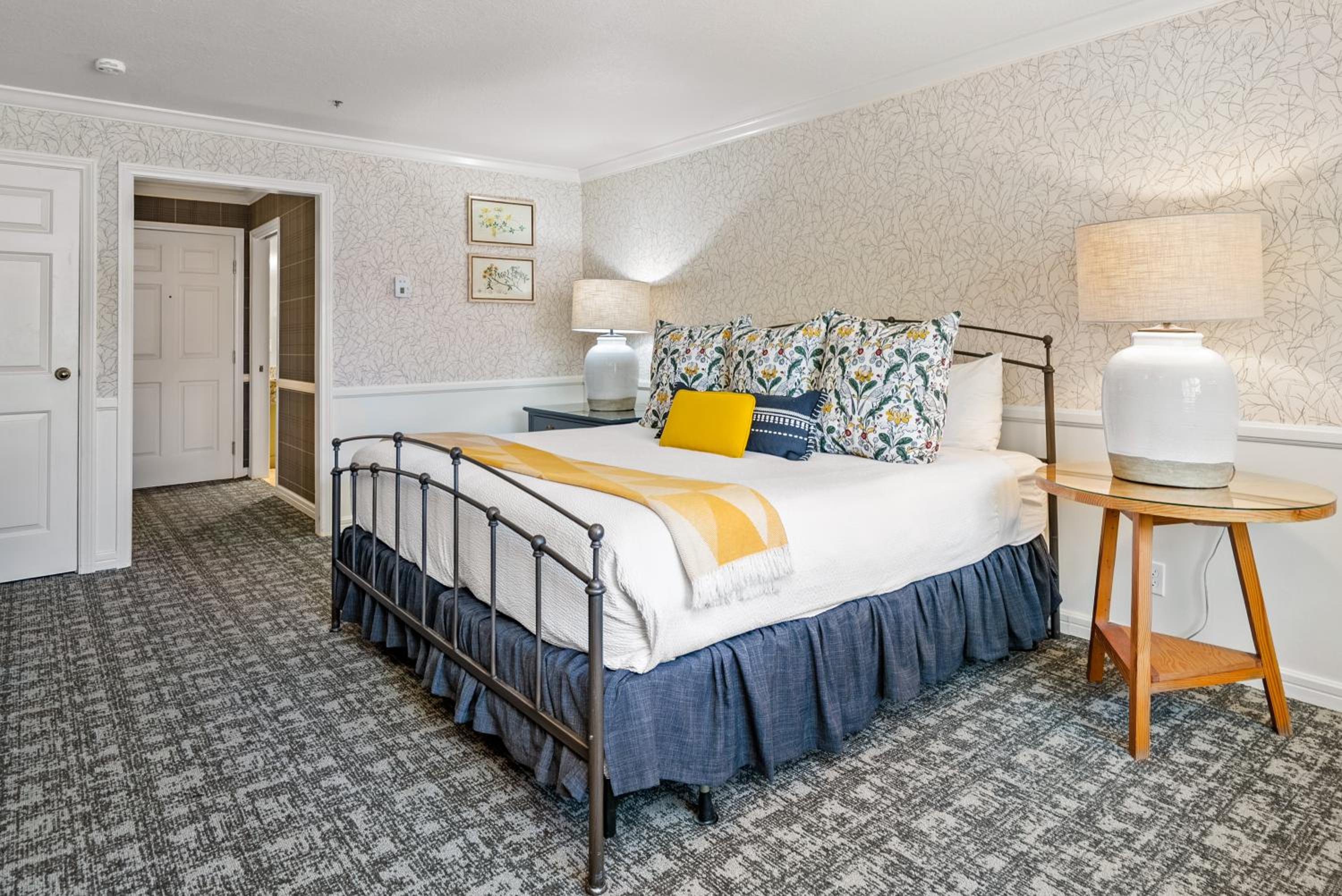 Deluxe King Room - Main Inn - Photo 6