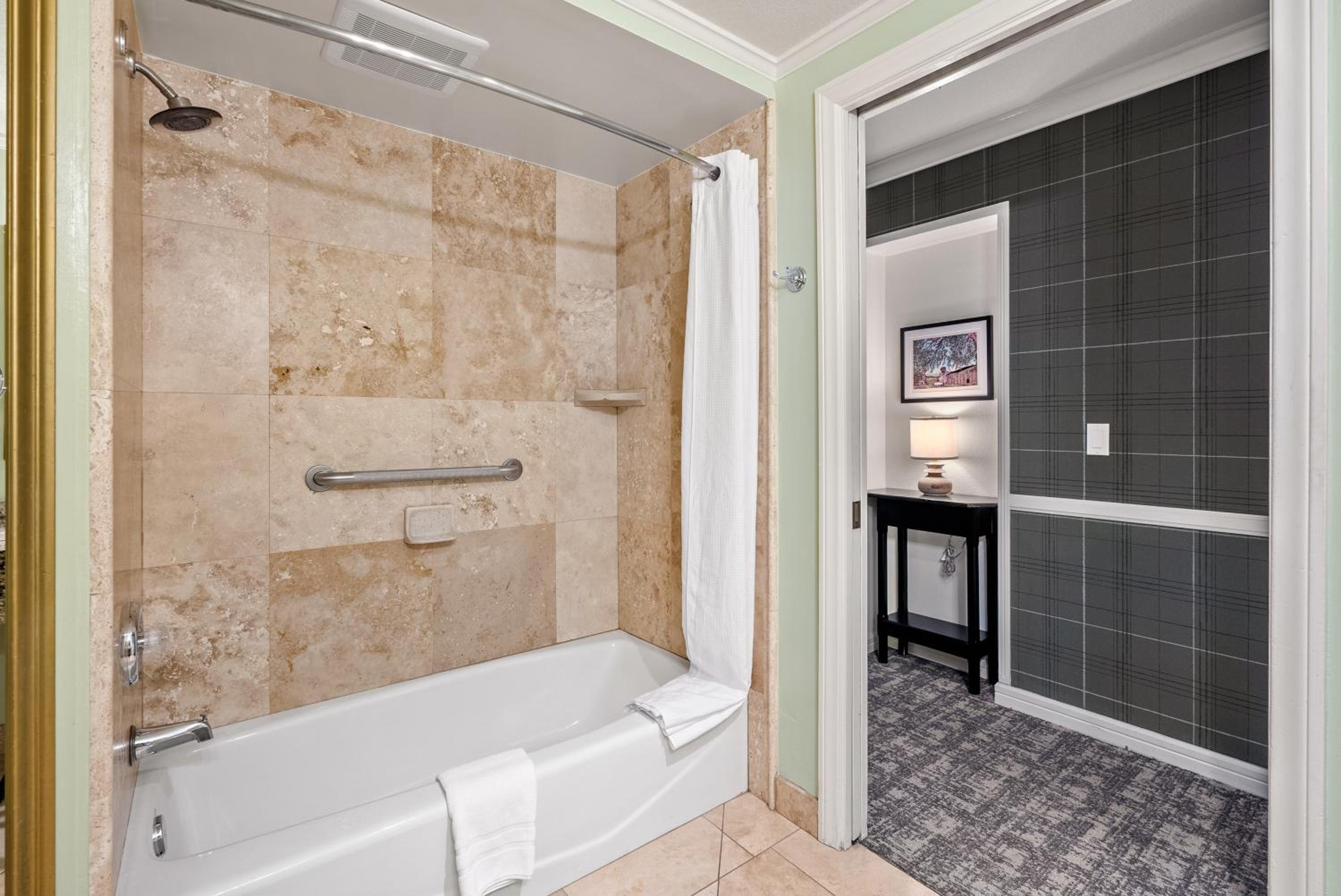 Deluxe King Room - Main Inn - Photo 2